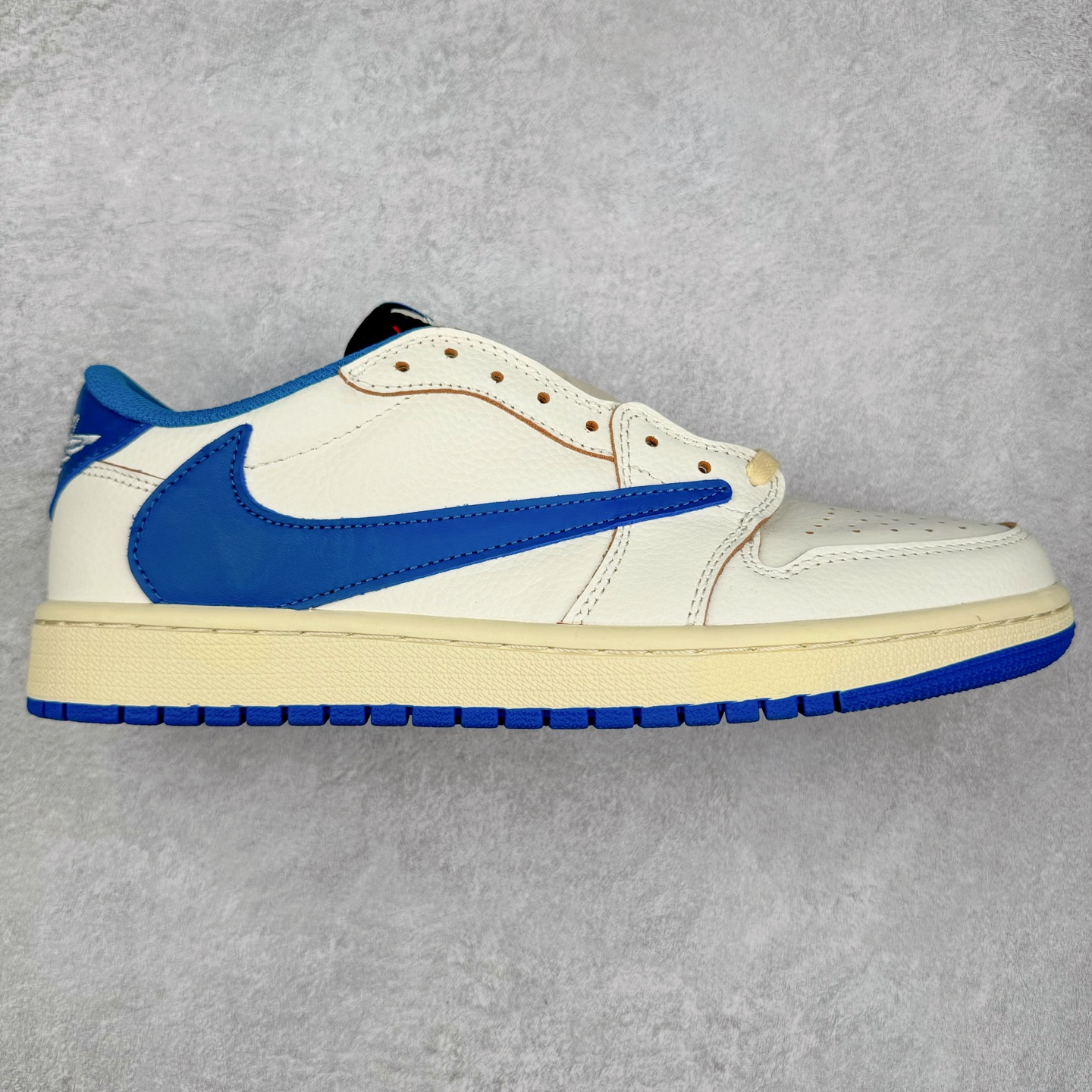 ＃G7 Travis Scott x Air Jordan AJ1 Low OG TS联名倒钩低帮 头层皮料加持 DT同源全套原纸板楦头开发 确保原汁原味 完美呈现倒钩版型 原档案转印油墨一体 一码一磨具拒绝假半码 此版本只针对中端市场 皮料材质有所更替 其他数据细节工艺流程均保持一致 绝不口嗨 原盒原配 外盒透明胶套 内侧字体 工整带凹凸感 原厂拉帮工艺 针距密度一致 后跟弧度收口自然不对折 极致一眼正品既视感 进口玻璃冲刀皮料裁剪零毛边 承诺百分百一致原鞋 全鞋电脑针车工艺 进口港宝加持 后跟自然饱满 全鞋荧光划线卡点 追求极致完美 每一双都是工艺品 多重QC质检 超越公司货的品控标准 尺码：36 36.5 37.5 38 38.5 39 40 40.5 41 42 42.5 43 44 44.5 45 46 47.5-选品中心