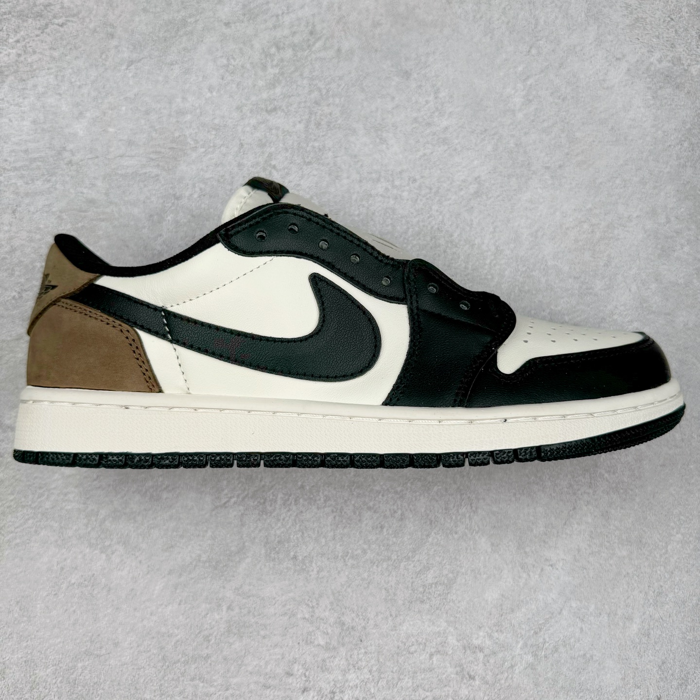 ＃G7 Travis Scott x Air Jordan AJ1 Low OG TS联名倒钩低帮 头层皮料加持 DT同源全套原纸板楦头开发 确保原汁原味 完美呈现倒钩版型 原档案转印油墨一体 一码一磨具拒绝假半码 此版本只针对中端市场 皮料材质有所更替 其他数据细节工艺流程均保持一致 绝不口嗨 原盒原配 外盒透明胶套 内侧字体 工整带凹凸感 原厂拉帮工艺 针距密度一致 后跟弧度收口自然不对折 极致一眼正品既视感 进口玻璃冲刀皮料裁剪零毛边 承诺百分百一致原鞋 全鞋电脑针车工艺 进口港宝加持 后跟自然饱满 全鞋荧光划线卡点 追求极致完美 每一双都是工艺品 多重QC质检 超越公司货的品控标准 尺码：36 36.5 37.5 38 38.5 39 40 40.5 41 42 42.5 43 44 44.5 45 46 47.5-选品中心