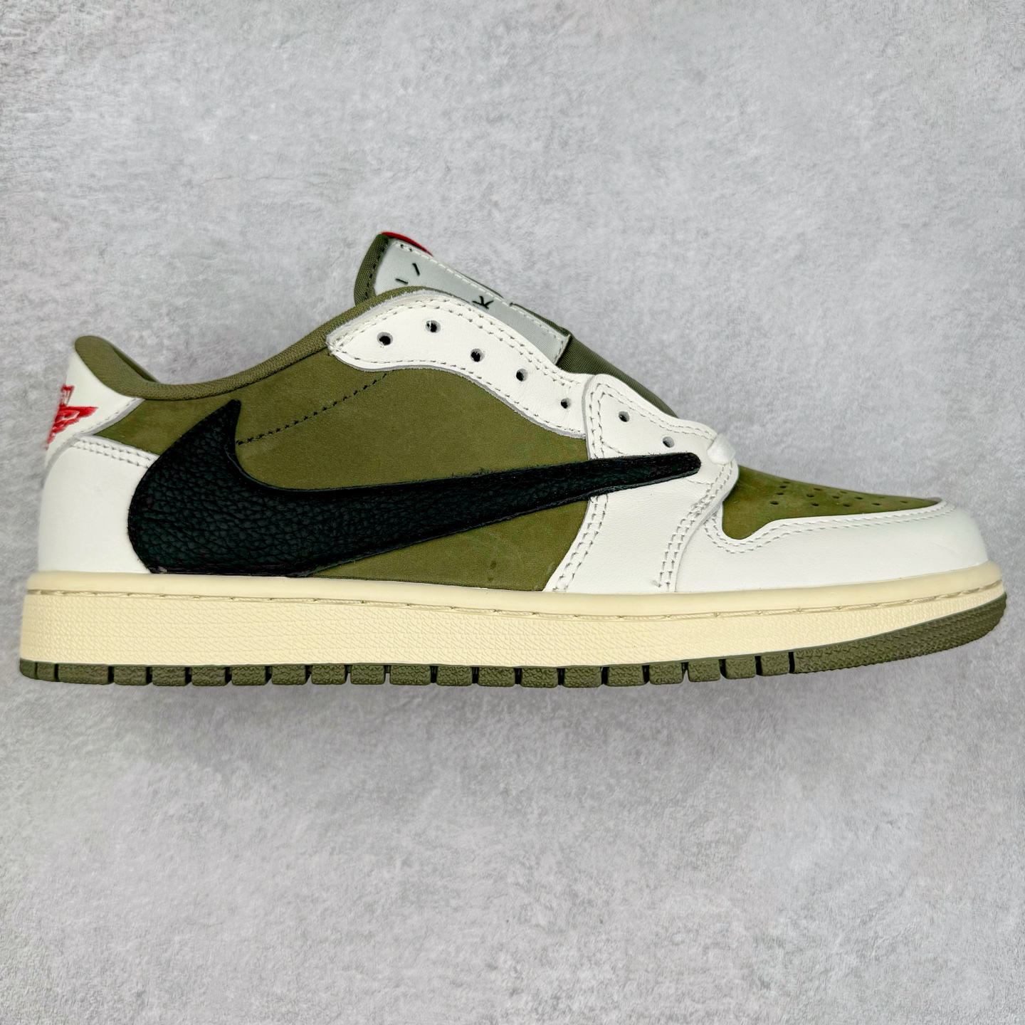 ＃G7 Travis Scott x Air Jordan AJ1 Low OG TS联名倒钩低帮 头层皮料加持 DT同源全套原纸板楦头开发 确保原汁原味 完美呈现倒钩版型 原档案转印油墨一体 一码一磨具拒绝假半码 此版本只针对中端市场 皮料材质有所更替 其他数据细节工艺流程均保持一致 绝不口嗨 原盒原配 外盒透明胶套 内侧字体 工整带凹凸感 原厂拉帮工艺 针距密度一致 后跟弧度收口自然不对折 极致一眼正品既视感 进口玻璃冲刀皮料裁剪零毛边 承诺百分百一致原鞋 全鞋电脑针车工艺 进口港宝加持 后跟自然饱满 全鞋荧光划线卡点 追求极致完美 每一双都是工艺品 多重QC质检 超越公司货的品控标准 尺码：36 36.5 37.5 38 38.5 39 40 40.5 41 42 42.5 43 44 44.5 45 46 47.5-选品中心
