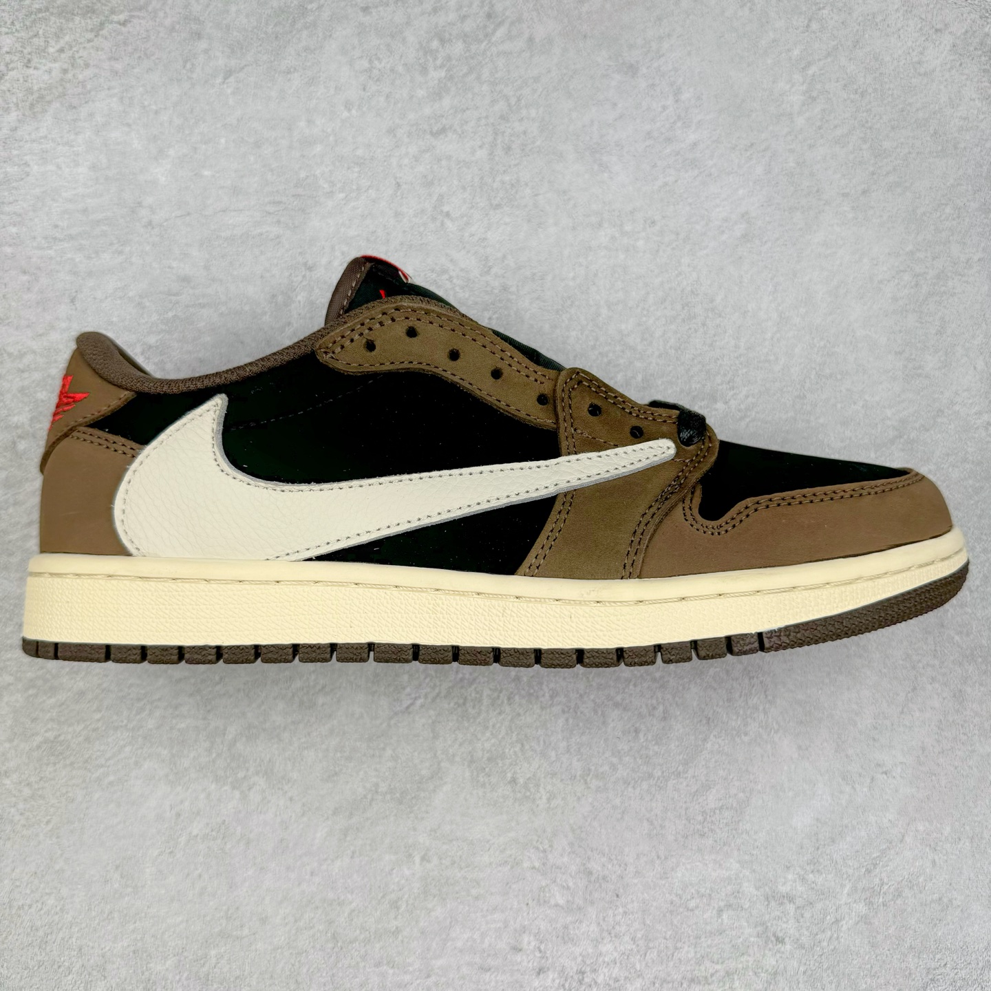 ＃G7 Travis Scott x Air Jordan AJ1 Low OG TS联名倒钩低帮 头层皮料加持 DT同源全套原纸板楦头开发 确保原汁原味 完美呈现倒钩版型 原档案转印油墨一体 一码一磨具拒绝假半码 此版本只针对中端市场 皮料材质有所更替 其他数据细节工艺流程均保持一致 绝不口嗨 原盒原配 外盒透明胶套 内侧字体 工整带凹凸感 原厂拉帮工艺 针距密度一致 后跟弧度收口自然不对折 极致一眼正品既视感 进口玻璃冲刀皮料裁剪零毛边 承诺百分百一致原鞋 全鞋电脑针车工艺 进口港宝加持 后跟自然饱满 全鞋荧光划线卡点 追求极致完美 每一双都是工艺品 多重QC质检 超越公司货的品控标准 尺码：36 36.5 37.5 38 38.5 39 40 40.5 41 42 42.5 43 44 44.5 45 46 47.5-选品中心