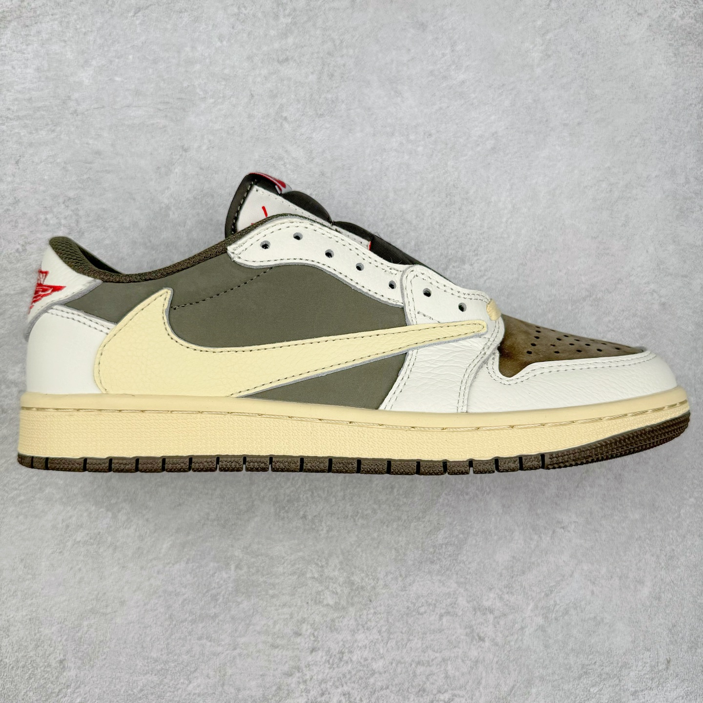 图片[6]-＃G7 Travis Scott x Air Jordan AJ1 Low OG TS联名倒钩低帮 头层皮料加持 DT同源全套原纸板楦头开发 确保原汁原味 完美呈现倒钩版型 原档案转印油墨一体 一码一磨具拒绝假半码 此版本只针对中端市场 皮料材质有所更替 其他数据细节工艺流程均保持一致 绝不口嗨 原盒原配 外盒透明胶套 内侧字体 工整带凹凸感 原厂拉帮工艺 针距密度一致 后跟弧度收口自然不对折 极致一眼正品既视感 进口玻璃冲刀皮料裁剪零毛边 承诺百分百一致原鞋 全鞋电脑针车工艺 进口港宝加持 后跟自然饱满 全鞋荧光划线卡点 追求极致完美 每一双都是工艺品 多重QC质检 超越公司货的品控标准 尺码：36 36.5 37.5 38 38.5 39 40 40.5 41 42 42.5 43 44 44.5 45 46 47.5-选品中心