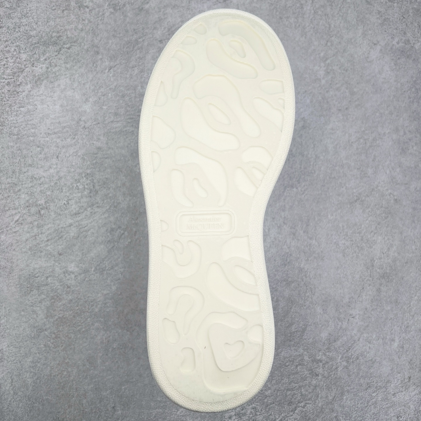 图片[9]-Alexander McQueen 亚历山大麦昆小白鞋 东莞纯原 现市场所售版本天花板一梯队级别 原鞋在手可对比 可提供拍摄 高端零售客户最爱厚底增高小白鞋 正品购回原版开发 鞋底厚4.5cm 全鞋面进口牛皮 丝绸亚光原版水染羊皮内里 牛皮垫脚 回弹度到位 耐磨舒适 （⚠官方同步尺码带半码）全套得物毒盒蓝色外包盒 加厚层工艺原盒 并赠送极品丝带和购物袋 中底附带厂标钢印 女码中底和原版一致的13钉工艺（作用是小钉弯曲后可将中底与帮脚抓得更紧密）鞋盒贴标使用了高精密打印机，清晰与原版一致赠送加厚麻布防尘袋 闲置时可使用防尘尺码：35 36 36.5 37 37.5 38 38.5 39 40 40.5 41 41.5 42 42.5 43 43.5 44 45 官网一致尺码-选品中心