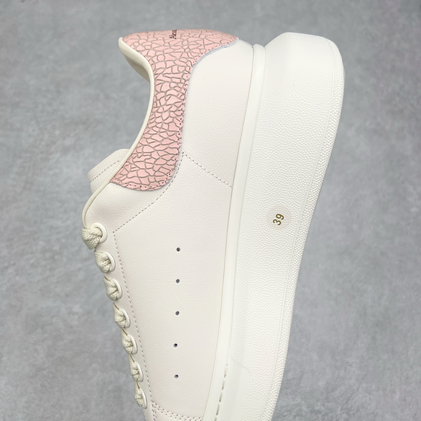 图片[7]-Alexander McQueen 亚历山大麦昆小白鞋 东莞纯原 现市场所售版本天花板一梯队级别 原鞋在手可对比 可提供拍摄 高端零售客户最爱厚底增高小白鞋 正品购回原版开发 鞋底厚4.5cm 全鞋面进口牛皮 丝绸亚光原版水染羊皮内里 牛皮垫脚 回弹度到位 耐磨舒适 （⚠官方同步尺码带半码）全套得物毒盒蓝色外包盒 加厚层工艺原盒 并赠送极品丝带和购物袋 中底附带厂标钢印 女码中底和原版一致的13钉工艺（作用是小钉弯曲后可将中底与帮脚抓得更紧密）鞋盒贴标使用了高精密打印机，清晰与原版一致赠送加厚麻布防尘袋 闲置时可使用防尘尺码：35 36 36.5 37 37.5 38 38.5 39 40 40.5 41 41.5 42 42.5 43 43.5 44 45 官网一致尺码-选品中心