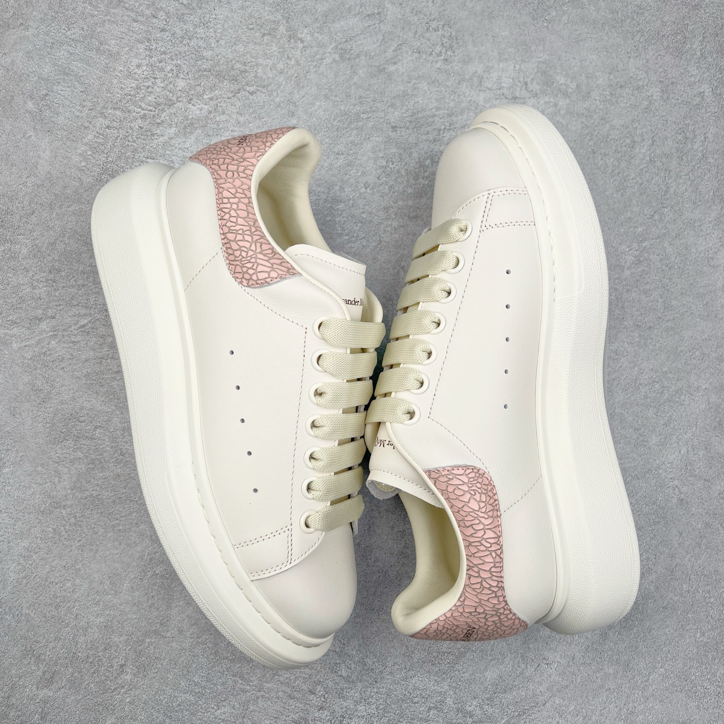 图片[3]-Alexander McQueen 亚历山大麦昆小白鞋 东莞纯原 现市场所售版本天花板一梯队级别 原鞋在手可对比 可提供拍摄 高端零售客户最爱厚底增高小白鞋 正品购回原版开发 鞋底厚4.5cm 全鞋面进口牛皮 丝绸亚光原版水染羊皮内里 牛皮垫脚 回弹度到位 耐磨舒适 （⚠官方同步尺码带半码）全套得物毒盒蓝色外包盒 加厚层工艺原盒 并赠送极品丝带和购物袋 中底附带厂标钢印 女码中底和原版一致的13钉工艺（作用是小钉弯曲后可将中底与帮脚抓得更紧密）鞋盒贴标使用了高精密打印机，清晰与原版一致赠送加厚麻布防尘袋 闲置时可使用防尘尺码：35 36 36.5 37 37.5 38 38.5 39 40 40.5 41 41.5 42 42.5 43 43.5 44 45 官网一致尺码-选品中心