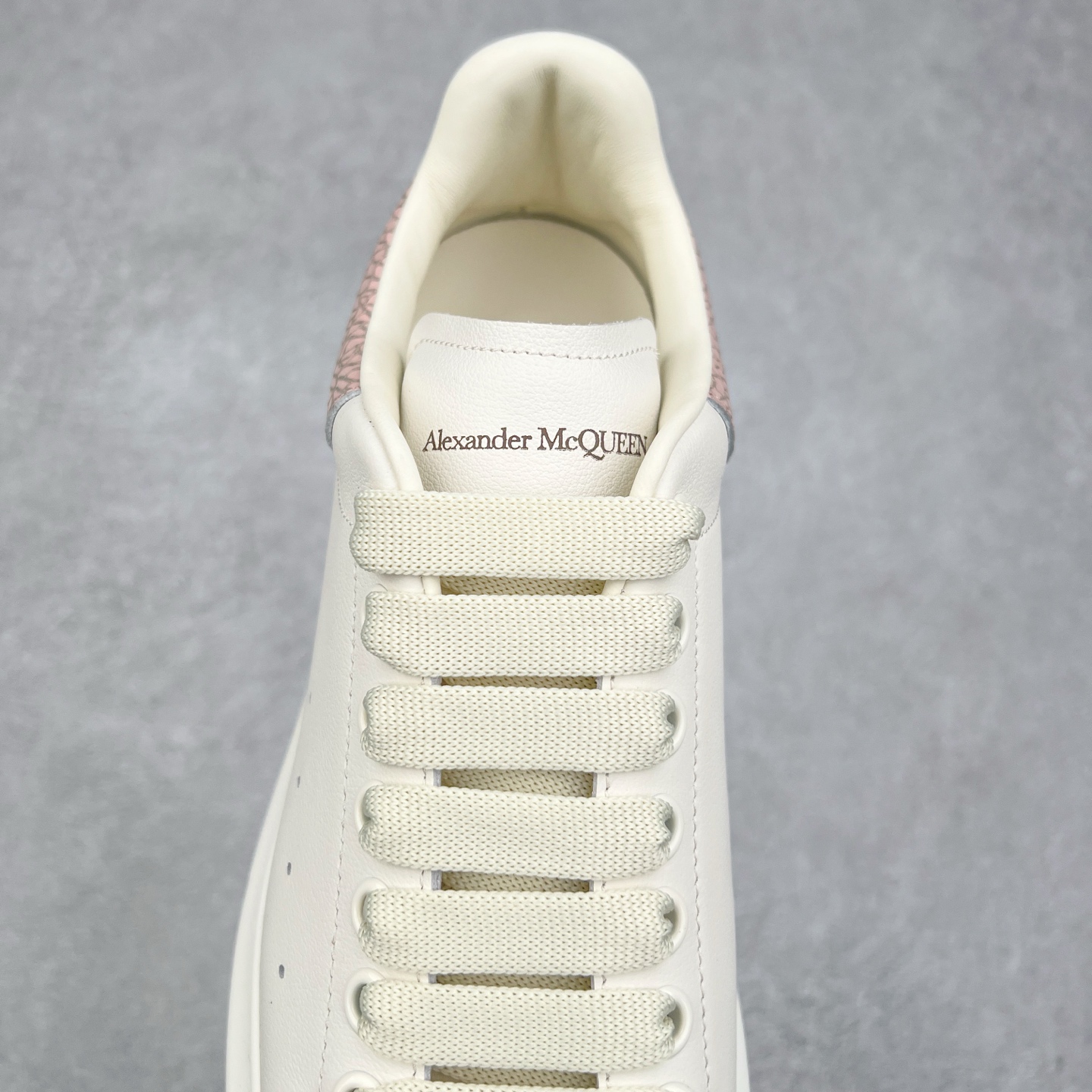 图片[5]-Alexander McQueen 亚历山大麦昆小白鞋 东莞纯原 现市场所售版本天花板一梯队级别 原鞋在手可对比 可提供拍摄 高端零售客户最爱厚底增高小白鞋 正品购回原版开发 鞋底厚4.5cm 全鞋面进口牛皮 丝绸亚光原版水染羊皮内里 牛皮垫脚 回弹度到位 耐磨舒适 （⚠官方同步尺码带半码）全套得物毒盒蓝色外包盒 加厚层工艺原盒 并赠送极品丝带和购物袋 中底附带厂标钢印 女码中底和原版一致的13钉工艺（作用是小钉弯曲后可将中底与帮脚抓得更紧密）鞋盒贴标使用了高精密打印机，清晰与原版一致赠送加厚麻布防尘袋 闲置时可使用防尘尺码：35 36 36.5 37 37.5 38 38.5 39 40 40.5 41 41.5 42 42.5 43 43.5 44 45 官网一致尺码-选品中心