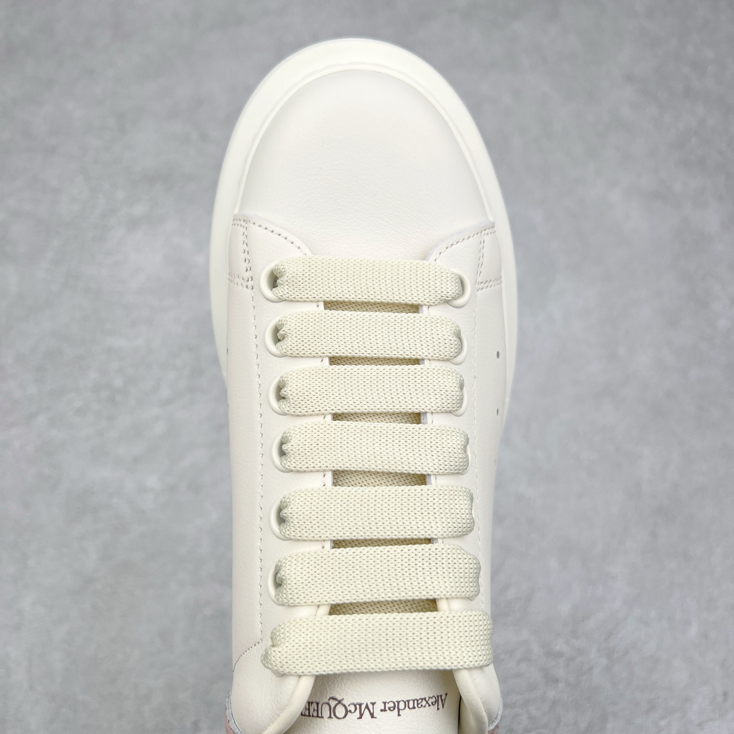 图片[4]-Alexander McQueen 亚历山大麦昆小白鞋 东莞纯原 现市场所售版本天花板一梯队级别 原鞋在手可对比 可提供拍摄 高端零售客户最爱厚底增高小白鞋 正品购回原版开发 鞋底厚4.5cm 全鞋面进口牛皮 丝绸亚光原版水染羊皮内里 牛皮垫脚 回弹度到位 耐磨舒适 （⚠官方同步尺码带半码）全套得物毒盒蓝色外包盒 加厚层工艺原盒 并赠送极品丝带和购物袋 中底附带厂标钢印 女码中底和原版一致的13钉工艺（作用是小钉弯曲后可将中底与帮脚抓得更紧密）鞋盒贴标使用了高精密打印机，清晰与原版一致赠送加厚麻布防尘袋 闲置时可使用防尘尺码：35 36 36.5 37 37.5 38 38.5 39 40 40.5 41 41.5 42 42.5 43 43.5 44 45 官网一致尺码-选品中心