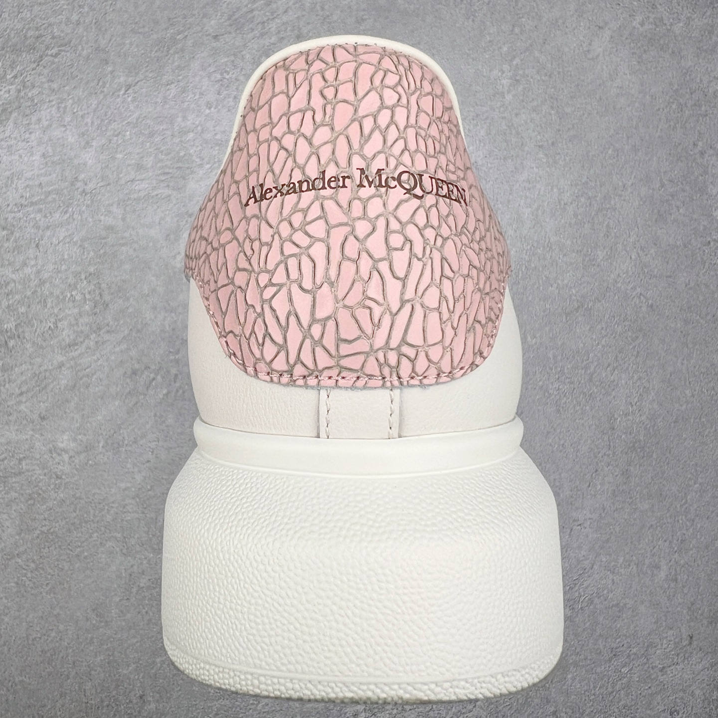 图片[8]-Alexander McQueen 亚历山大麦昆小白鞋 东莞纯原 现市场所售版本天花板一梯队级别 原鞋在手可对比 可提供拍摄 高端零售客户最爱厚底增高小白鞋 正品购回原版开发 鞋底厚4.5cm 全鞋面进口牛皮 丝绸亚光原版水染羊皮内里 牛皮垫脚 回弹度到位 耐磨舒适 （⚠官方同步尺码带半码）全套得物毒盒蓝色外包盒 加厚层工艺原盒 并赠送极品丝带和购物袋 中底附带厂标钢印 女码中底和原版一致的13钉工艺（作用是小钉弯曲后可将中底与帮脚抓得更紧密）鞋盒贴标使用了高精密打印机，清晰与原版一致赠送加厚麻布防尘袋 闲置时可使用防尘尺码：35 36 36.5 37 37.5 38 38.5 39 40 40.5 41 41.5 42 42.5 43 43.5 44 45 官网一致尺码-选品中心