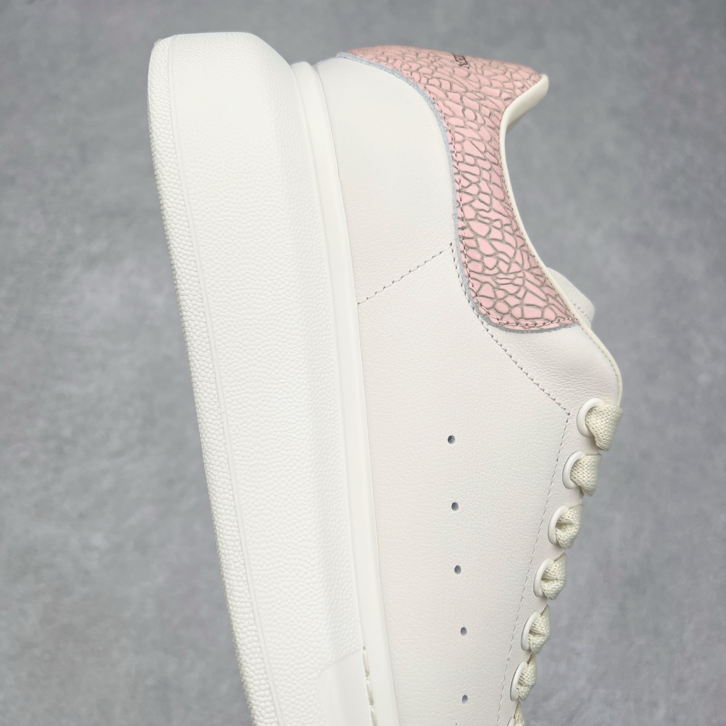 图片[6]-Alexander McQueen 亚历山大麦昆小白鞋 东莞纯原 现市场所售版本天花板一梯队级别 原鞋在手可对比 可提供拍摄 高端零售客户最爱厚底增高小白鞋 正品购回原版开发 鞋底厚4.5cm 全鞋面进口牛皮 丝绸亚光原版水染羊皮内里 牛皮垫脚 回弹度到位 耐磨舒适 （⚠官方同步尺码带半码）全套得物毒盒蓝色外包盒 加厚层工艺原盒 并赠送极品丝带和购物袋 中底附带厂标钢印 女码中底和原版一致的13钉工艺（作用是小钉弯曲后可将中底与帮脚抓得更紧密）鞋盒贴标使用了高精密打印机，清晰与原版一致赠送加厚麻布防尘袋 闲置时可使用防尘尺码：35 36 36.5 37 37.5 38 38.5 39 40 40.5 41 41.5 42 42.5 43 43.5 44 45 官网一致尺码-选品中心