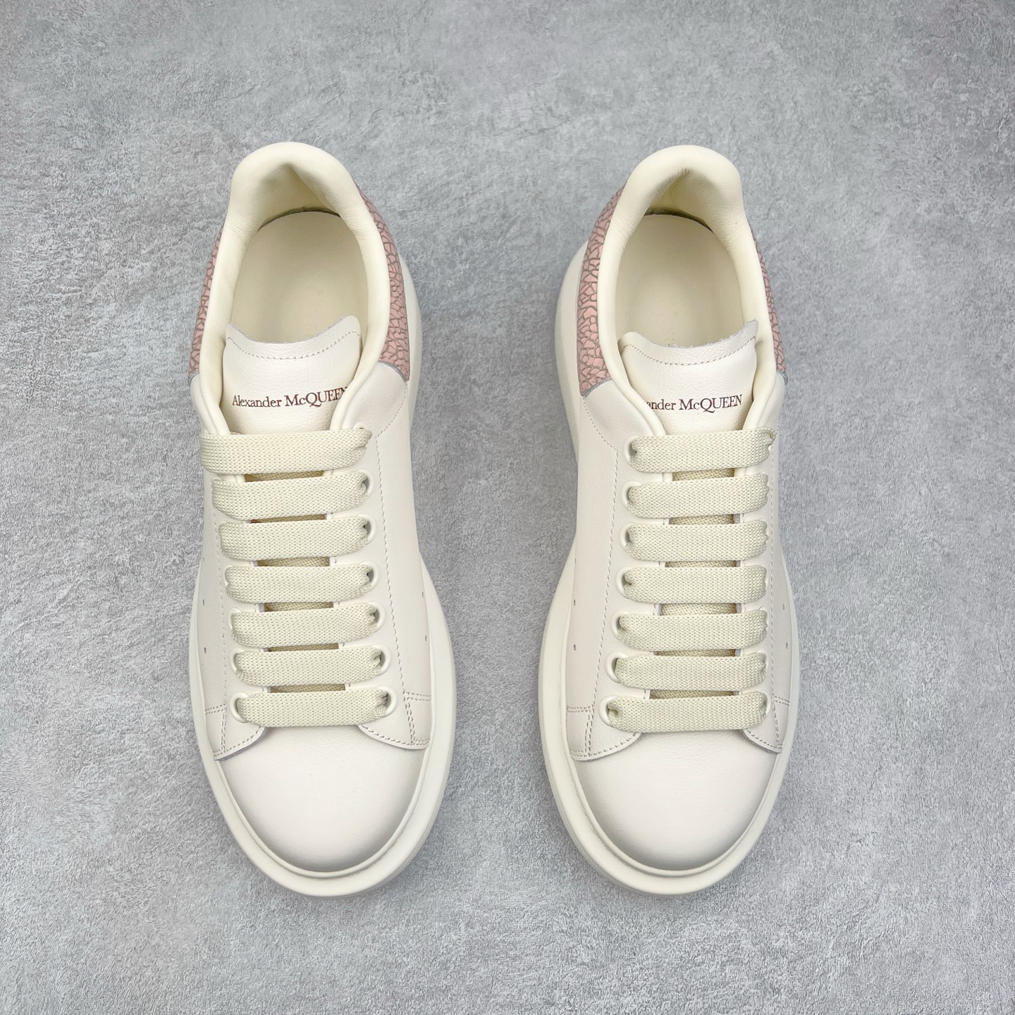 图片[2]-Alexander McQueen 亚历山大麦昆小白鞋 东莞纯原 现市场所售版本天花板一梯队级别 原鞋在手可对比 可提供拍摄 高端零售客户最爱厚底增高小白鞋 正品购回原版开发 鞋底厚4.5cm 全鞋面进口牛皮 丝绸亚光原版水染羊皮内里 牛皮垫脚 回弹度到位 耐磨舒适 （⚠官方同步尺码带半码）全套得物毒盒蓝色外包盒 加厚层工艺原盒 并赠送极品丝带和购物袋 中底附带厂标钢印 女码中底和原版一致的13钉工艺（作用是小钉弯曲后可将中底与帮脚抓得更紧密）鞋盒贴标使用了高精密打印机，清晰与原版一致赠送加厚麻布防尘袋 闲置时可使用防尘尺码：35 36 36.5 37 37.5 38 38.5 39 40 40.5 41 41.5 42 42.5 43 43.5 44 45 官网一致尺码-选品中心