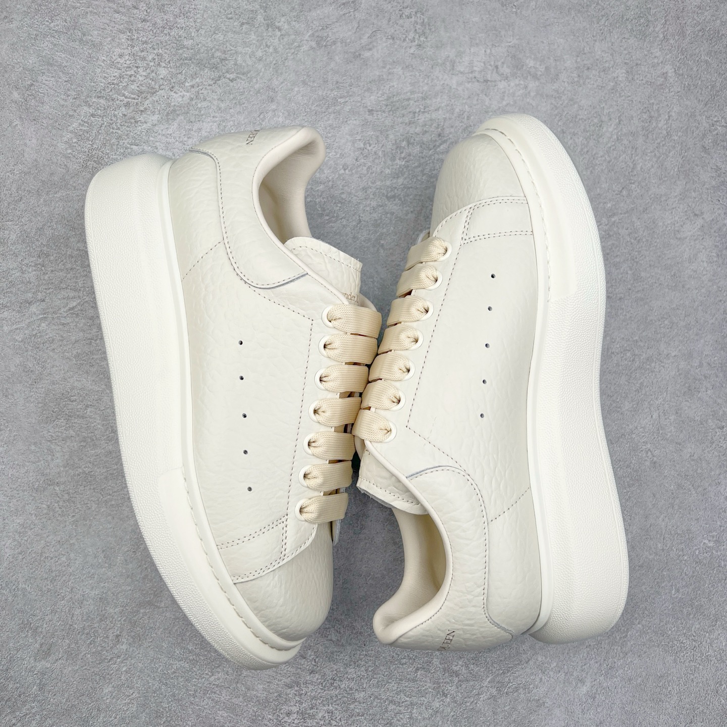 图片[3]-Alexander McQueen 亚历山大麦昆小白鞋 东莞纯原 现市场所售版本天花板一梯队级别 原鞋在手可对比 可提供拍摄 高端零售客户最爱厚底增高小白鞋 正品购回原版开发 鞋底厚4.5cm 全鞋面进口牛皮 丝绸亚光原版水染羊皮内里 牛皮垫脚 回弹度到位 耐磨舒适 （⚠官方同步尺码带半码）全套得物毒盒蓝色外包盒 加厚层工艺原盒 并赠送极品丝带和购物袋 中底附带厂标钢印 女码中底和原版一致的13钉工艺（作用是小钉弯曲后可将中底与帮脚抓得更紧密）鞋盒贴标使用了高精密打印机，清晰与原版一致赠送加厚麻布防尘袋 闲置时可使用防尘尺码：35 36 36.5 37 37.5 38 38.5 39 40 40.5 41 41.5 42 42.5 43 43.5 44 45 官网一致尺码-选品中心