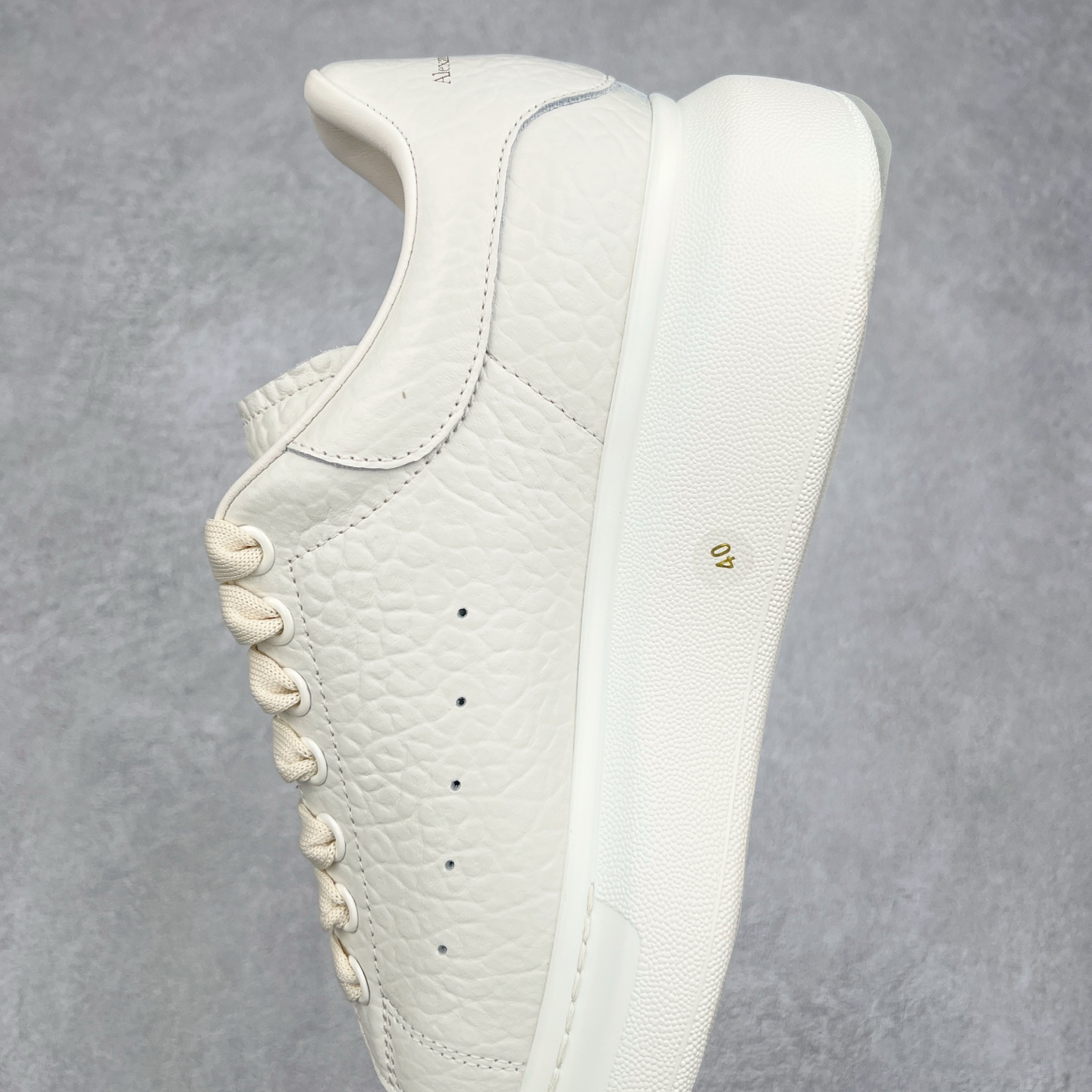 图片[7]-Alexander McQueen 亚历山大麦昆小白鞋 东莞纯原 现市场所售版本天花板一梯队级别 原鞋在手可对比 可提供拍摄 高端零售客户最爱厚底增高小白鞋 正品购回原版开发 鞋底厚4.5cm 全鞋面进口牛皮 丝绸亚光原版水染羊皮内里 牛皮垫脚 回弹度到位 耐磨舒适 （⚠官方同步尺码带半码）全套得物毒盒蓝色外包盒 加厚层工艺原盒 并赠送极品丝带和购物袋 中底附带厂标钢印 女码中底和原版一致的13钉工艺（作用是小钉弯曲后可将中底与帮脚抓得更紧密）鞋盒贴标使用了高精密打印机，清晰与原版一致赠送加厚麻布防尘袋 闲置时可使用防尘尺码：35 36 36.5 37 37.5 38 38.5 39 40 40.5 41 41.5 42 42.5 43 43.5 44 45 官网一致尺码-选品中心