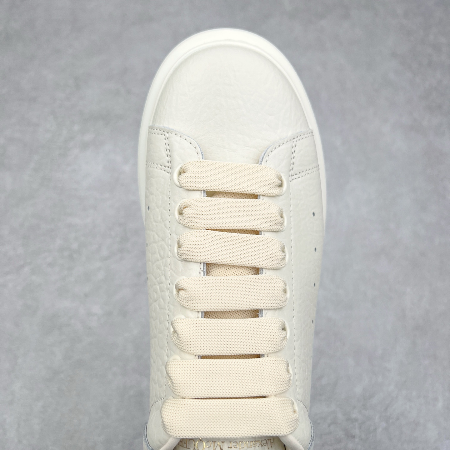 图片[4]-Alexander McQueen 亚历山大麦昆小白鞋 东莞纯原 现市场所售版本天花板一梯队级别 原鞋在手可对比 可提供拍摄 高端零售客户最爱厚底增高小白鞋 正品购回原版开发 鞋底厚4.5cm 全鞋面进口牛皮 丝绸亚光原版水染羊皮内里 牛皮垫脚 回弹度到位 耐磨舒适 （⚠官方同步尺码带半码）全套得物毒盒蓝色外包盒 加厚层工艺原盒 并赠送极品丝带和购物袋 中底附带厂标钢印 女码中底和原版一致的13钉工艺（作用是小钉弯曲后可将中底与帮脚抓得更紧密）鞋盒贴标使用了高精密打印机，清晰与原版一致赠送加厚麻布防尘袋 闲置时可使用防尘尺码：35 36 36.5 37 37.5 38 38.5 39 40 40.5 41 41.5 42 42.5 43 43.5 44 45 官网一致尺码-选品中心