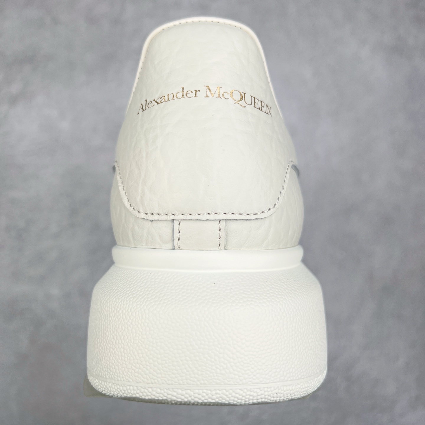 图片[8]-Alexander McQueen 亚历山大麦昆小白鞋 东莞纯原 现市场所售版本天花板一梯队级别 原鞋在手可对比 可提供拍摄 高端零售客户最爱厚底增高小白鞋 正品购回原版开发 鞋底厚4.5cm 全鞋面进口牛皮 丝绸亚光原版水染羊皮内里 牛皮垫脚 回弹度到位 耐磨舒适 （⚠官方同步尺码带半码）全套得物毒盒蓝色外包盒 加厚层工艺原盒 并赠送极品丝带和购物袋 中底附带厂标钢印 女码中底和原版一致的13钉工艺（作用是小钉弯曲后可将中底与帮脚抓得更紧密）鞋盒贴标使用了高精密打印机，清晰与原版一致赠送加厚麻布防尘袋 闲置时可使用防尘尺码：35 36 36.5 37 37.5 38 38.5 39 40 40.5 41 41.5 42 42.5 43 43.5 44 45 官网一致尺码-选品中心