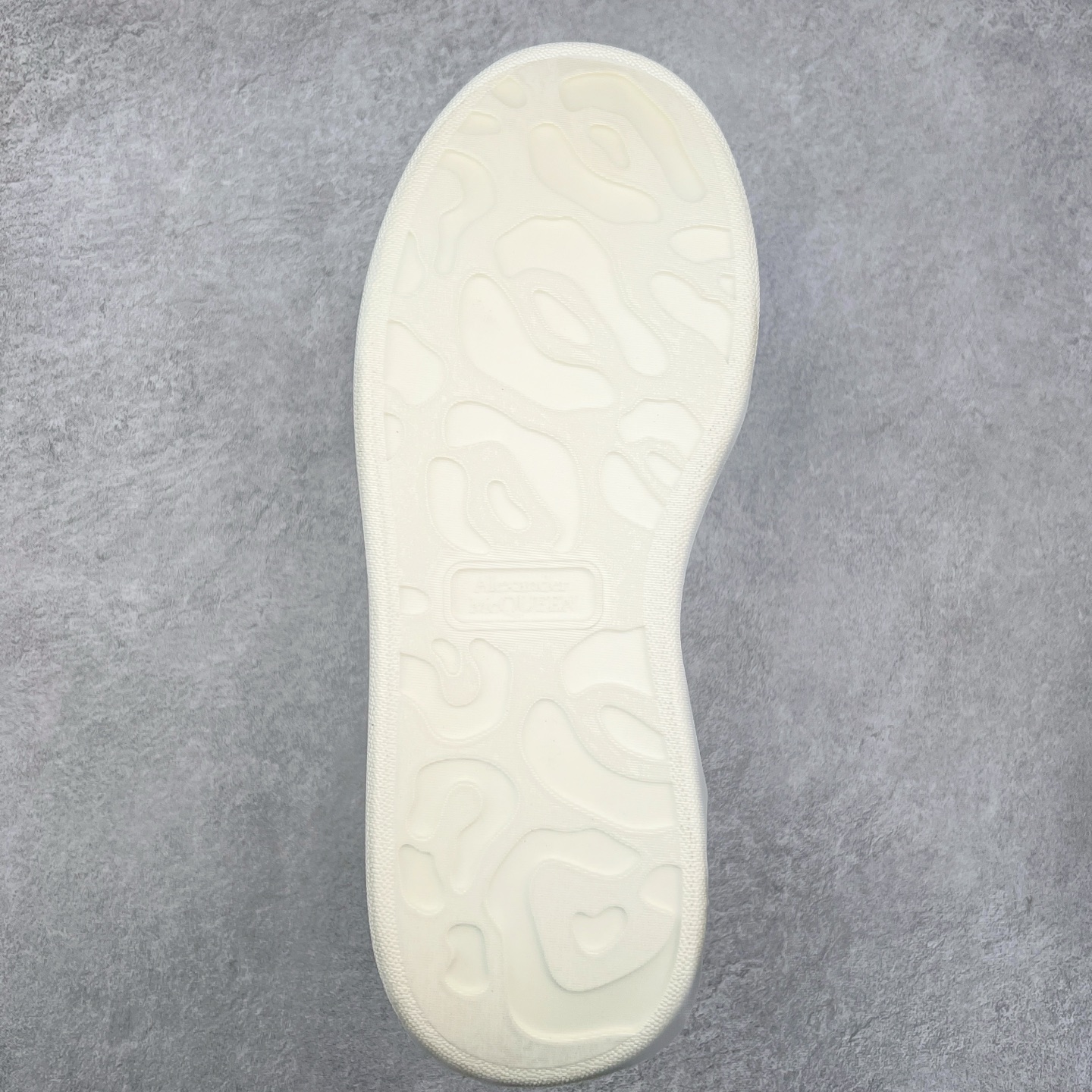 图片[9]-Alexander McQueen 亚历山大麦昆小白鞋 东莞纯原 现市场所售版本天花板一梯队级别 原鞋在手可对比 可提供拍摄 高端零售客户最爱厚底增高小白鞋 正品购回原版开发 鞋底厚4.5cm 全鞋面进口牛皮 丝绸亚光原版水染羊皮内里 牛皮垫脚 回弹度到位 耐磨舒适 （⚠官方同步尺码带半码）全套得物毒盒蓝色外包盒 加厚层工艺原盒 并赠送极品丝带和购物袋 中底附带厂标钢印 女码中底和原版一致的13钉工艺（作用是小钉弯曲后可将中底与帮脚抓得更紧密）鞋盒贴标使用了高精密打印机，清晰与原版一致赠送加厚麻布防尘袋 闲置时可使用防尘尺码：35 36 36.5 37 37.5 38 38.5 39 40 40.5 41 41.5 42 42.5 43 43.5 44 45 官网一致尺码-选品中心