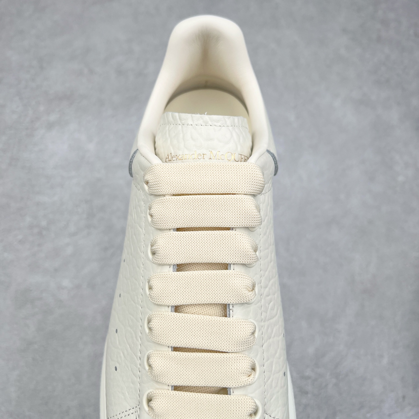 图片[5]-Alexander McQueen 亚历山大麦昆小白鞋 东莞纯原 现市场所售版本天花板一梯队级别 原鞋在手可对比 可提供拍摄 高端零售客户最爱厚底增高小白鞋 正品购回原版开发 鞋底厚4.5cm 全鞋面进口牛皮 丝绸亚光原版水染羊皮内里 牛皮垫脚 回弹度到位 耐磨舒适 （⚠官方同步尺码带半码）全套得物毒盒蓝色外包盒 加厚层工艺原盒 并赠送极品丝带和购物袋 中底附带厂标钢印 女码中底和原版一致的13钉工艺（作用是小钉弯曲后可将中底与帮脚抓得更紧密）鞋盒贴标使用了高精密打印机，清晰与原版一致赠送加厚麻布防尘袋 闲置时可使用防尘尺码：35 36 36.5 37 37.5 38 38.5 39 40 40.5 41 41.5 42 42.5 43 43.5 44 45 官网一致尺码-选品中心