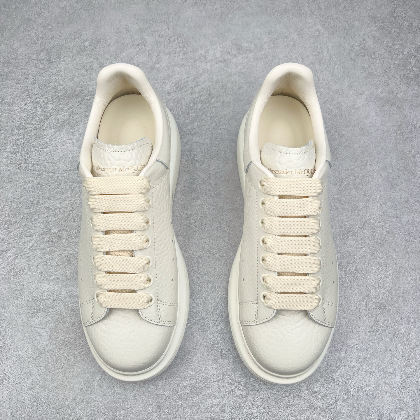 图片[2]-Alexander McQueen 亚历山大麦昆小白鞋 东莞纯原 现市场所售版本天花板一梯队级别 原鞋在手可对比 可提供拍摄 高端零售客户最爱厚底增高小白鞋 正品购回原版开发 鞋底厚4.5cm 全鞋面进口牛皮 丝绸亚光原版水染羊皮内里 牛皮垫脚 回弹度到位 耐磨舒适 （⚠官方同步尺码带半码）全套得物毒盒蓝色外包盒 加厚层工艺原盒 并赠送极品丝带和购物袋 中底附带厂标钢印 女码中底和原版一致的13钉工艺（作用是小钉弯曲后可将中底与帮脚抓得更紧密）鞋盒贴标使用了高精密打印机，清晰与原版一致赠送加厚麻布防尘袋 闲置时可使用防尘尺码：35 36 36.5 37 37.5 38 38.5 39 40 40.5 41 41.5 42 42.5 43 43.5 44 45 官网一致尺码-选品中心