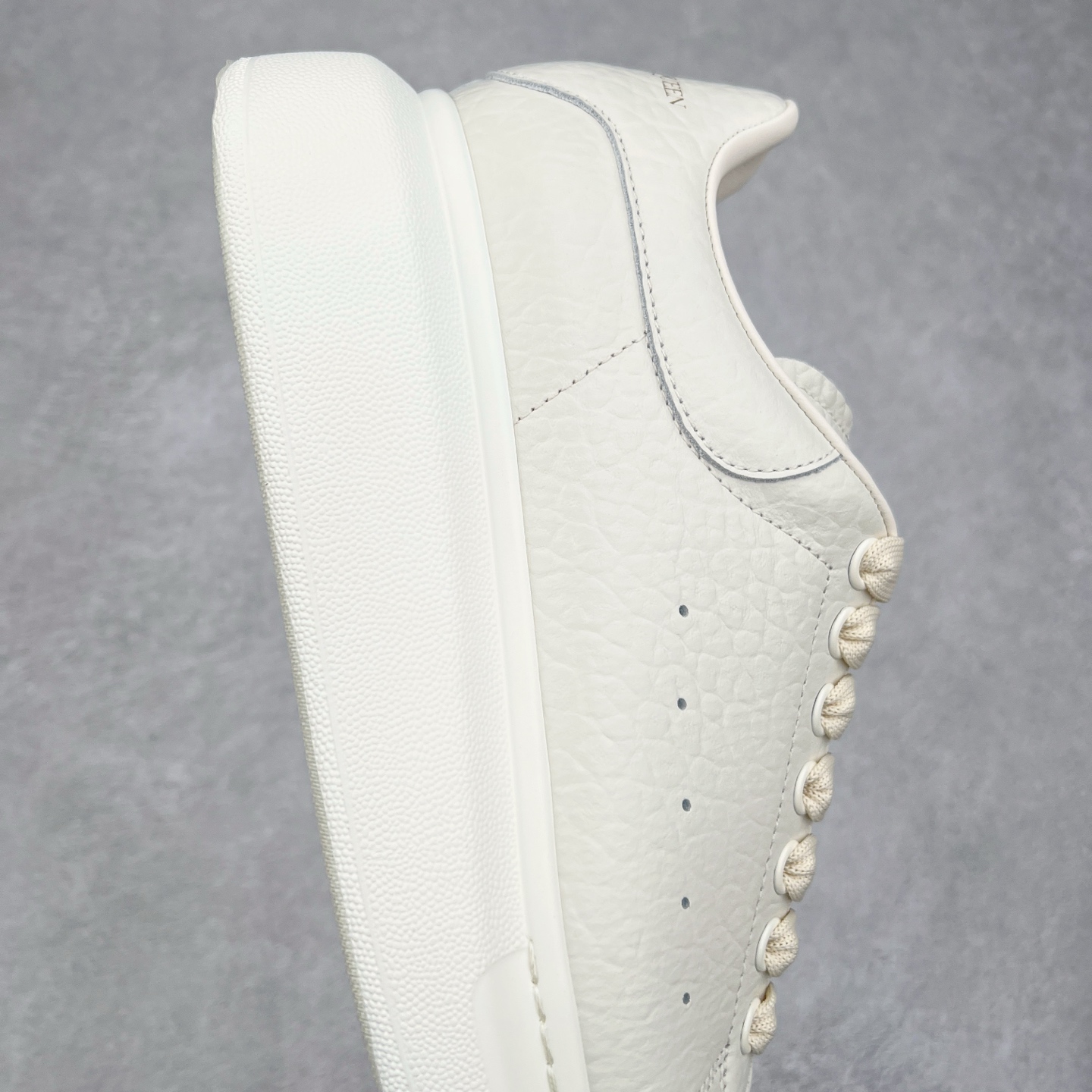 图片[6]-Alexander McQueen 亚历山大麦昆小白鞋 东莞纯原 现市场所售版本天花板一梯队级别 原鞋在手可对比 可提供拍摄 高端零售客户最爱厚底增高小白鞋 正品购回原版开发 鞋底厚4.5cm 全鞋面进口牛皮 丝绸亚光原版水染羊皮内里 牛皮垫脚 回弹度到位 耐磨舒适 （⚠官方同步尺码带半码）全套得物毒盒蓝色外包盒 加厚层工艺原盒 并赠送极品丝带和购物袋 中底附带厂标钢印 女码中底和原版一致的13钉工艺（作用是小钉弯曲后可将中底与帮脚抓得更紧密）鞋盒贴标使用了高精密打印机，清晰与原版一致赠送加厚麻布防尘袋 闲置时可使用防尘尺码：35 36 36.5 37 37.5 38 38.5 39 40 40.5 41 41.5 42 42.5 43 43.5 44 45 官网一致尺码-选品中心