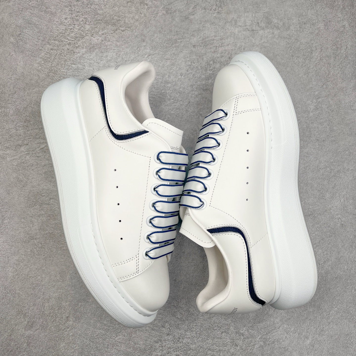 图片[3]-Alexander McQueen 亚历山大麦昆小白鞋 东莞纯原 现市场所售版本天花板一梯队级别 原鞋在手可对比 可提供拍摄 高端零售客户最爱厚底增高小白鞋 正品购回原版开发 鞋底厚4.5cm 全鞋面进口牛皮 丝绸亚光原版水染羊皮内里 牛皮垫脚 回弹度到位 耐磨舒适 （⚠官方同步尺码带半码）全套得物毒盒蓝色外包盒 加厚层工艺原盒 并赠送极品丝带和购物袋 中底附带厂标钢印 女码中底和原版一致的13钉工艺（作用是小钉弯曲后可将中底与帮脚抓得更紧密）鞋盒贴标使用了高精密打印机，清晰与原版一致赠送加厚麻布防尘袋 闲置时可使用防尘尺码：35 36 36.5 37 37.5 38 38.5 39 40 40.5 41 41.5 42 42.5 43 43.5 44 45 官网一致尺码-选品中心