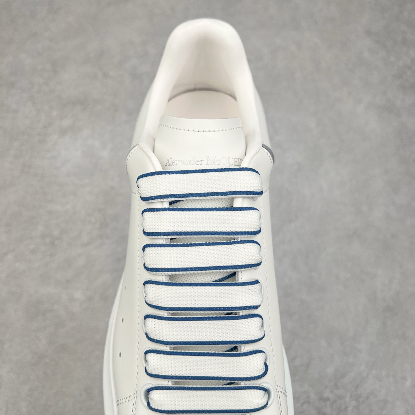 图片[5]-Alexander McQueen 亚历山大麦昆小白鞋 东莞纯原 现市场所售版本天花板一梯队级别 原鞋在手可对比 可提供拍摄 高端零售客户最爱厚底增高小白鞋 正品购回原版开发 鞋底厚4.5cm 全鞋面进口牛皮 丝绸亚光原版水染羊皮内里 牛皮垫脚 回弹度到位 耐磨舒适 （⚠官方同步尺码带半码）全套得物毒盒蓝色外包盒 加厚层工艺原盒 并赠送极品丝带和购物袋 中底附带厂标钢印 女码中底和原版一致的13钉工艺（作用是小钉弯曲后可将中底与帮脚抓得更紧密）鞋盒贴标使用了高精密打印机，清晰与原版一致赠送加厚麻布防尘袋 闲置时可使用防尘尺码：35 36 36.5 37 37.5 38 38.5 39 40 40.5 41 41.5 42 42.5 43 43.5 44 45 官网一致尺码-选品中心