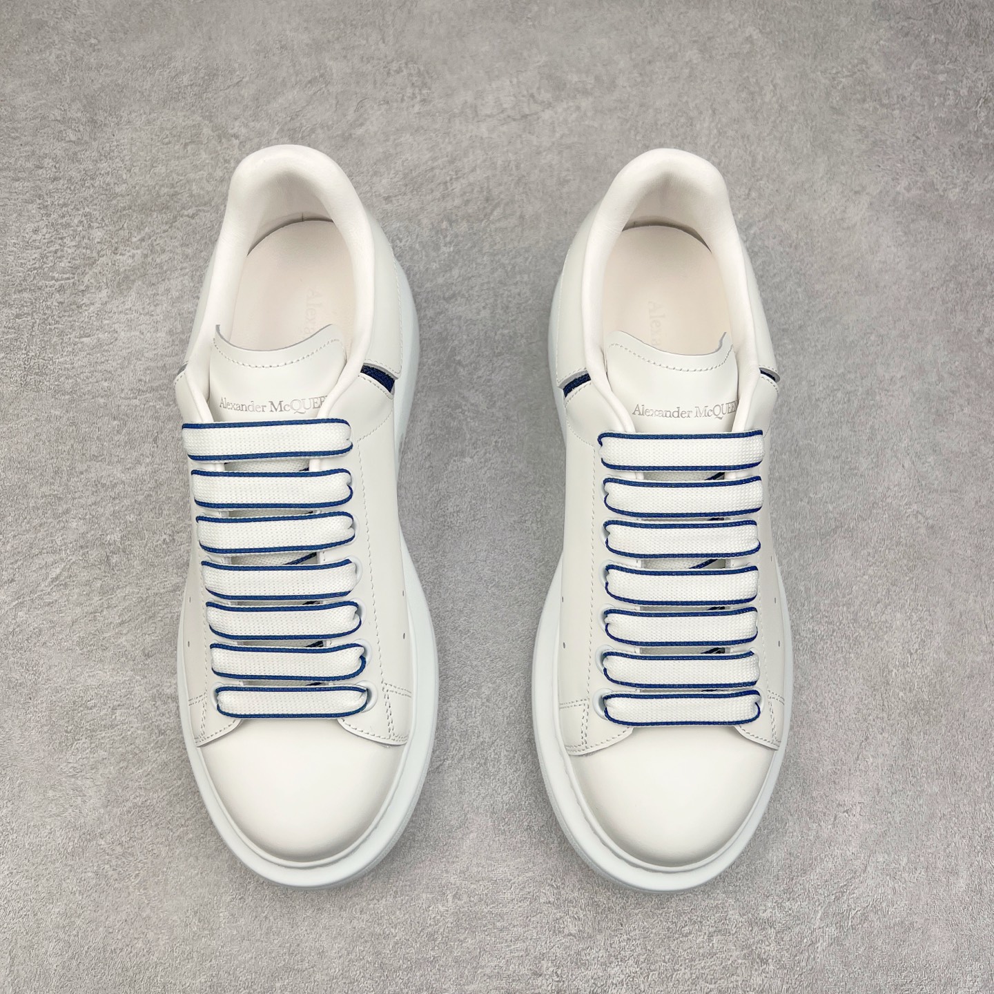 图片[2]-Alexander McQueen 亚历山大麦昆小白鞋 东莞纯原 现市场所售版本天花板一梯队级别 原鞋在手可对比 可提供拍摄 高端零售客户最爱厚底增高小白鞋 正品购回原版开发 鞋底厚4.5cm 全鞋面进口牛皮 丝绸亚光原版水染羊皮内里 牛皮垫脚 回弹度到位 耐磨舒适 （⚠官方同步尺码带半码）全套得物毒盒蓝色外包盒 加厚层工艺原盒 并赠送极品丝带和购物袋 中底附带厂标钢印 女码中底和原版一致的13钉工艺（作用是小钉弯曲后可将中底与帮脚抓得更紧密）鞋盒贴标使用了高精密打印机，清晰与原版一致赠送加厚麻布防尘袋 闲置时可使用防尘尺码：35 36 36.5 37 37.5 38 38.5 39 40 40.5 41 41.5 42 42.5 43 43.5 44 45 官网一致尺码-选品中心