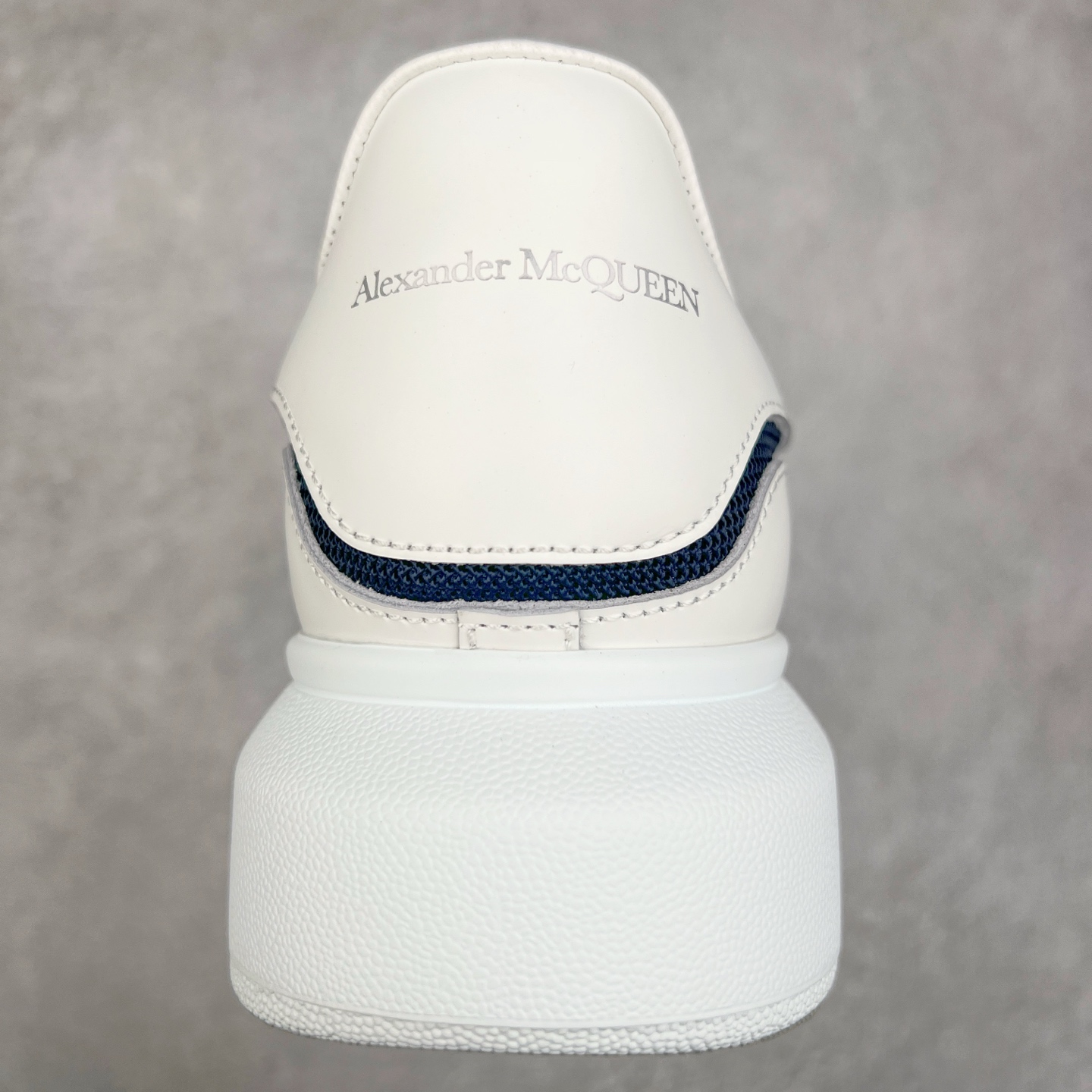 图片[8]-Alexander McQueen 亚历山大麦昆小白鞋 东莞纯原 现市场所售版本天花板一梯队级别 原鞋在手可对比 可提供拍摄 高端零售客户最爱厚底增高小白鞋 正品购回原版开发 鞋底厚4.5cm 全鞋面进口牛皮 丝绸亚光原版水染羊皮内里 牛皮垫脚 回弹度到位 耐磨舒适 （⚠官方同步尺码带半码）全套得物毒盒蓝色外包盒 加厚层工艺原盒 并赠送极品丝带和购物袋 中底附带厂标钢印 女码中底和原版一致的13钉工艺（作用是小钉弯曲后可将中底与帮脚抓得更紧密）鞋盒贴标使用了高精密打印机，清晰与原版一致赠送加厚麻布防尘袋 闲置时可使用防尘尺码：35 36 36.5 37 37.5 38 38.5 39 40 40.5 41 41.5 42 42.5 43 43.5 44 45 官网一致尺码-选品中心