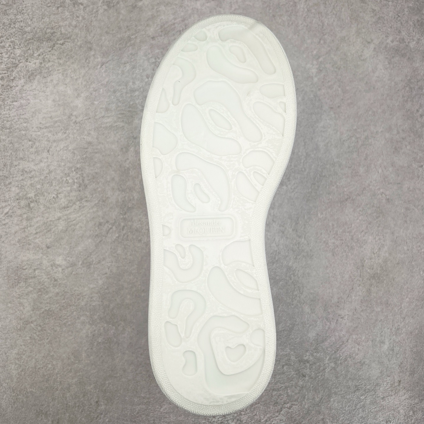 图片[9]-Alexander McQueen 亚历山大麦昆小白鞋 东莞纯原 现市场所售版本天花板一梯队级别 原鞋在手可对比 可提供拍摄 高端零售客户最爱厚底增高小白鞋 正品购回原版开发 鞋底厚4.5cm 全鞋面进口牛皮 丝绸亚光原版水染羊皮内里 牛皮垫脚 回弹度到位 耐磨舒适 （⚠官方同步尺码带半码）全套得物毒盒蓝色外包盒 加厚层工艺原盒 并赠送极品丝带和购物袋 中底附带厂标钢印 女码中底和原版一致的13钉工艺（作用是小钉弯曲后可将中底与帮脚抓得更紧密）鞋盒贴标使用了高精密打印机，清晰与原版一致赠送加厚麻布防尘袋 闲置时可使用防尘尺码：35 36 36.5 37 37.5 38 38.5 39 40 40.5 41 41.5 42 42.5 43 43.5 44 45 官网一致尺码-选品中心