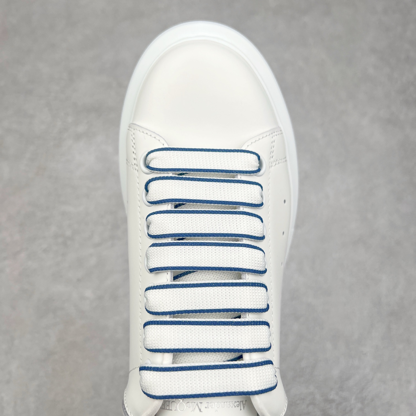 图片[4]-Alexander McQueen 亚历山大麦昆小白鞋 东莞纯原 现市场所售版本天花板一梯队级别 原鞋在手可对比 可提供拍摄 高端零售客户最爱厚底增高小白鞋 正品购回原版开发 鞋底厚4.5cm 全鞋面进口牛皮 丝绸亚光原版水染羊皮内里 牛皮垫脚 回弹度到位 耐磨舒适 （⚠官方同步尺码带半码）全套得物毒盒蓝色外包盒 加厚层工艺原盒 并赠送极品丝带和购物袋 中底附带厂标钢印 女码中底和原版一致的13钉工艺（作用是小钉弯曲后可将中底与帮脚抓得更紧密）鞋盒贴标使用了高精密打印机，清晰与原版一致赠送加厚麻布防尘袋 闲置时可使用防尘尺码：35 36 36.5 37 37.5 38 38.5 39 40 40.5 41 41.5 42 42.5 43 43.5 44 45 官网一致尺码-选品中心