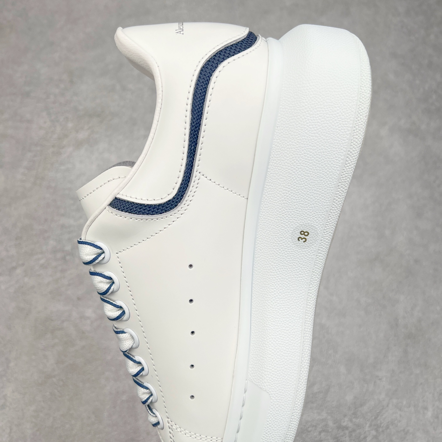 图片[7]-Alexander McQueen 亚历山大麦昆小白鞋 东莞纯原 现市场所售版本天花板一梯队级别 原鞋在手可对比 可提供拍摄 高端零售客户最爱厚底增高小白鞋 正品购回原版开发 鞋底厚4.5cm 全鞋面进口牛皮 丝绸亚光原版水染羊皮内里 牛皮垫脚 回弹度到位 耐磨舒适 （⚠官方同步尺码带半码）全套得物毒盒蓝色外包盒 加厚层工艺原盒 并赠送极品丝带和购物袋 中底附带厂标钢印 女码中底和原版一致的13钉工艺（作用是小钉弯曲后可将中底与帮脚抓得更紧密）鞋盒贴标使用了高精密打印机，清晰与原版一致赠送加厚麻布防尘袋 闲置时可使用防尘尺码：35 36 36.5 37 37.5 38 38.5 39 40 40.5 41 41.5 42 42.5 43 43.5 44 45 官网一致尺码-选品中心