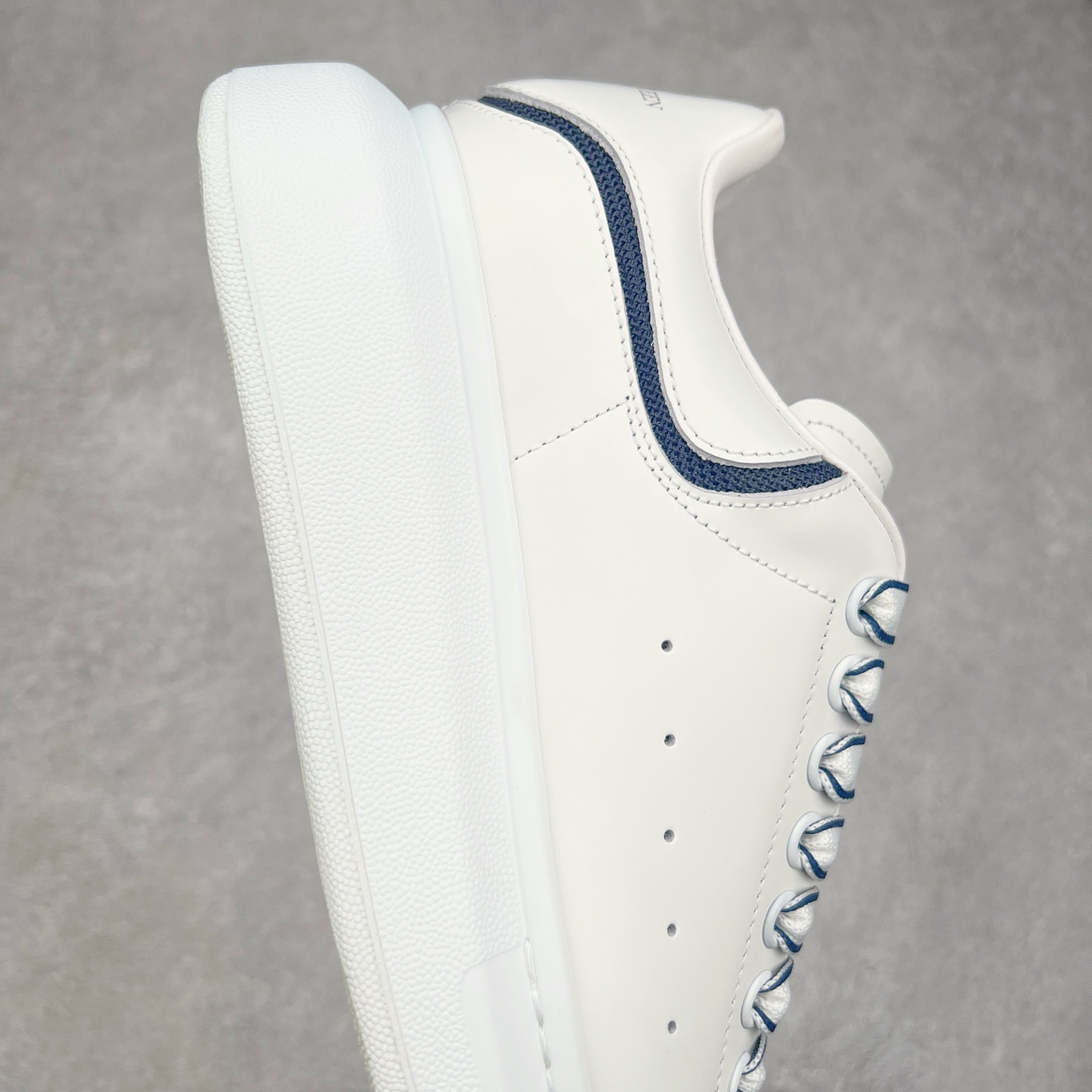 图片[6]-Alexander McQueen 亚历山大麦昆小白鞋 东莞纯原 现市场所售版本天花板一梯队级别 原鞋在手可对比 可提供拍摄 高端零售客户最爱厚底增高小白鞋 正品购回原版开发 鞋底厚4.5cm 全鞋面进口牛皮 丝绸亚光原版水染羊皮内里 牛皮垫脚 回弹度到位 耐磨舒适 （⚠官方同步尺码带半码）全套得物毒盒蓝色外包盒 加厚层工艺原盒 并赠送极品丝带和购物袋 中底附带厂标钢印 女码中底和原版一致的13钉工艺（作用是小钉弯曲后可将中底与帮脚抓得更紧密）鞋盒贴标使用了高精密打印机，清晰与原版一致赠送加厚麻布防尘袋 闲置时可使用防尘尺码：35 36 36.5 37 37.5 38 38.5 39 40 40.5 41 41.5 42 42.5 43 43.5 44 45 官网一致尺码-选品中心