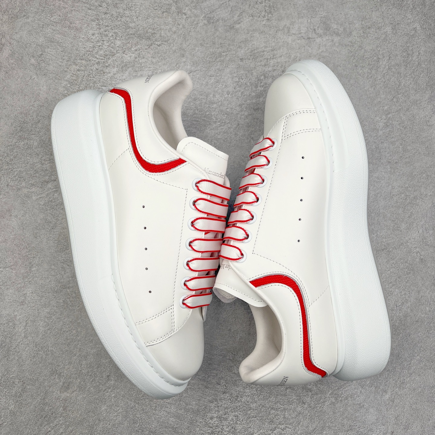 图片[3]-Alexander McQueen 亚历山大麦昆小白鞋 东莞纯原 现市场所售版本天花板一梯队级别 原鞋在手可对比 可提供拍摄 高端零售客户最爱厚底增高小白鞋 正品购回原版开发 鞋底厚4.5cm 全鞋面进口牛皮 丝绸亚光原版水染羊皮内里 牛皮垫脚 回弹度到位 耐磨舒适 （⚠官方同步尺码带半码）全套得物毒盒蓝色外包盒 加厚层工艺原盒 并赠送极品丝带和购物袋 中底附带厂标钢印 女码中底和原版一致的13钉工艺（作用是小钉弯曲后可将中底与帮脚抓得更紧密）鞋盒贴标使用了高精密打印机，清晰与原版一致赠送加厚麻布防尘袋 闲置时可使用防尘尺码：35 36 36.5 37 37.5 38 38.5 39 40 40.5 41 41.5 42 42.5 43 43.5 44 45 官网一致尺码-选品中心