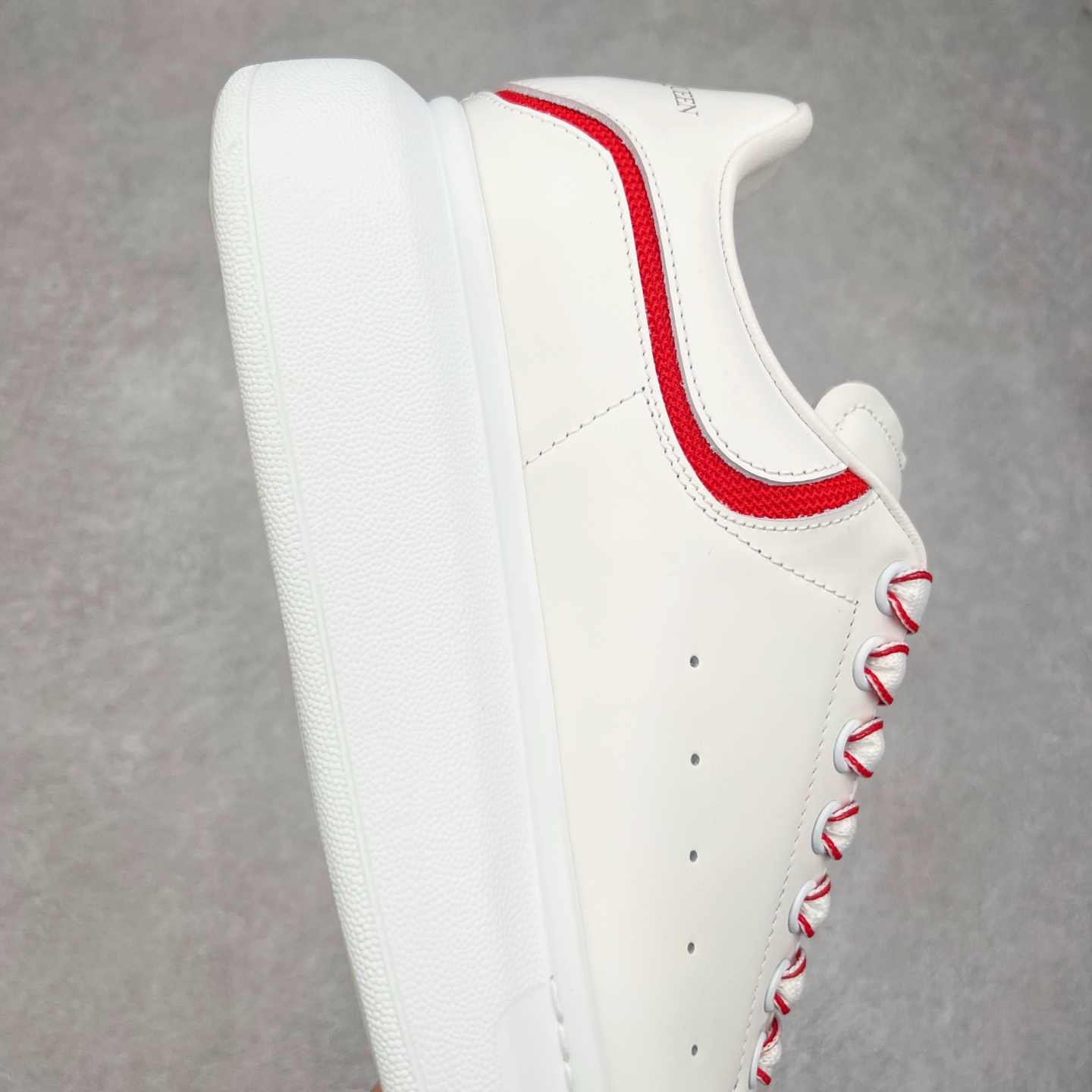 图片[6]-Alexander McQueen 亚历山大麦昆小白鞋 东莞纯原 现市场所售版本天花板一梯队级别 原鞋在手可对比 可提供拍摄 高端零售客户最爱厚底增高小白鞋 正品购回原版开发 鞋底厚4.5cm 全鞋面进口牛皮 丝绸亚光原版水染羊皮内里 牛皮垫脚 回弹度到位 耐磨舒适 （⚠官方同步尺码带半码）全套得物毒盒蓝色外包盒 加厚层工艺原盒 并赠送极品丝带和购物袋 中底附带厂标钢印 女码中底和原版一致的13钉工艺（作用是小钉弯曲后可将中底与帮脚抓得更紧密）鞋盒贴标使用了高精密打印机，清晰与原版一致赠送加厚麻布防尘袋 闲置时可使用防尘尺码：35 36 36.5 37 37.5 38 38.5 39 40 40.5 41 41.5 42 42.5 43 43.5 44 45 官网一致尺码-选品中心