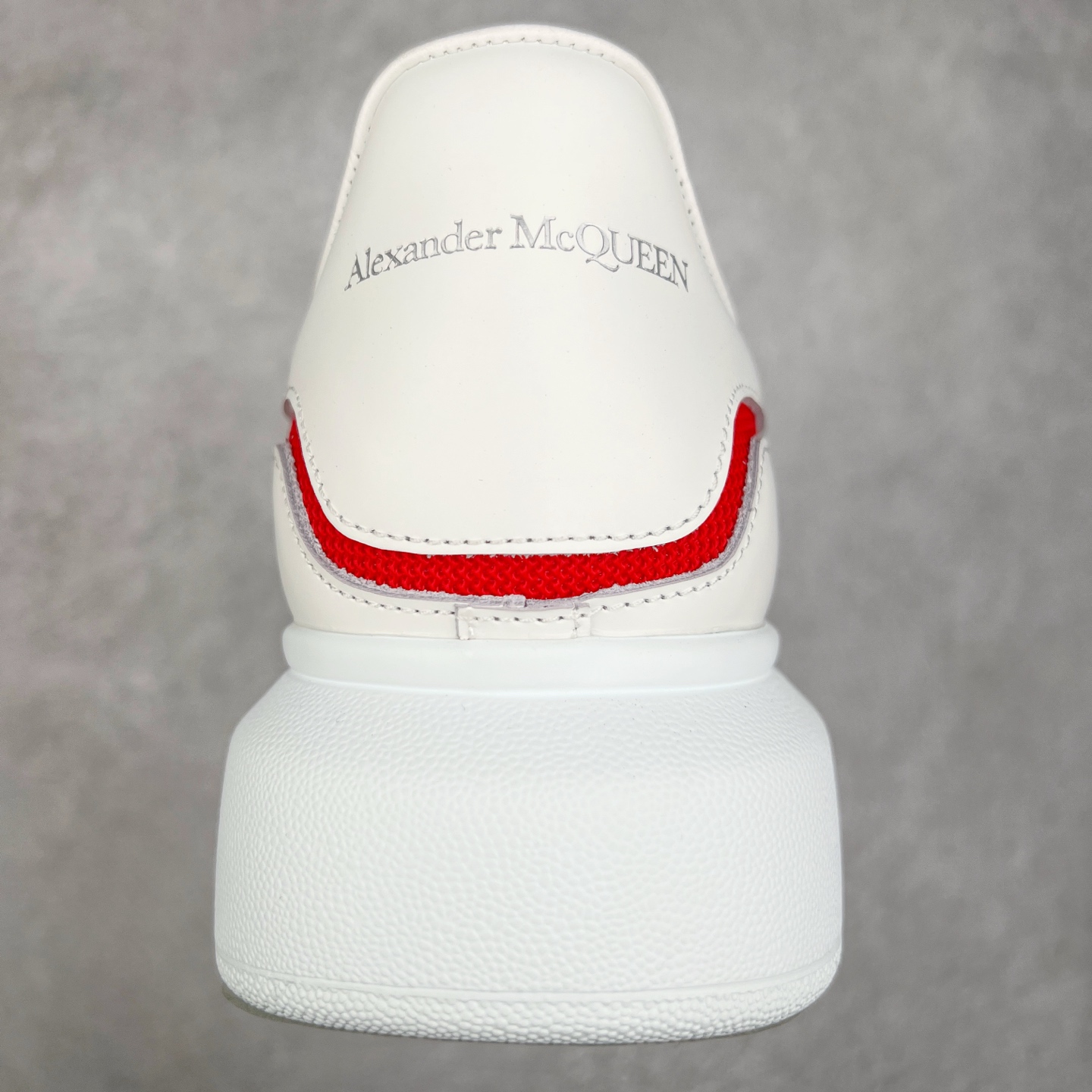 图片[8]-Alexander McQueen 亚历山大麦昆小白鞋 东莞纯原 现市场所售版本天花板一梯队级别 原鞋在手可对比 可提供拍摄 高端零售客户最爱厚底增高小白鞋 正品购回原版开发 鞋底厚4.5cm 全鞋面进口牛皮 丝绸亚光原版水染羊皮内里 牛皮垫脚 回弹度到位 耐磨舒适 （⚠官方同步尺码带半码）全套得物毒盒蓝色外包盒 加厚层工艺原盒 并赠送极品丝带和购物袋 中底附带厂标钢印 女码中底和原版一致的13钉工艺（作用是小钉弯曲后可将中底与帮脚抓得更紧密）鞋盒贴标使用了高精密打印机，清晰与原版一致赠送加厚麻布防尘袋 闲置时可使用防尘尺码：35 36 36.5 37 37.5 38 38.5 39 40 40.5 41 41.5 42 42.5 43 43.5 44 45 官网一致尺码-选品中心