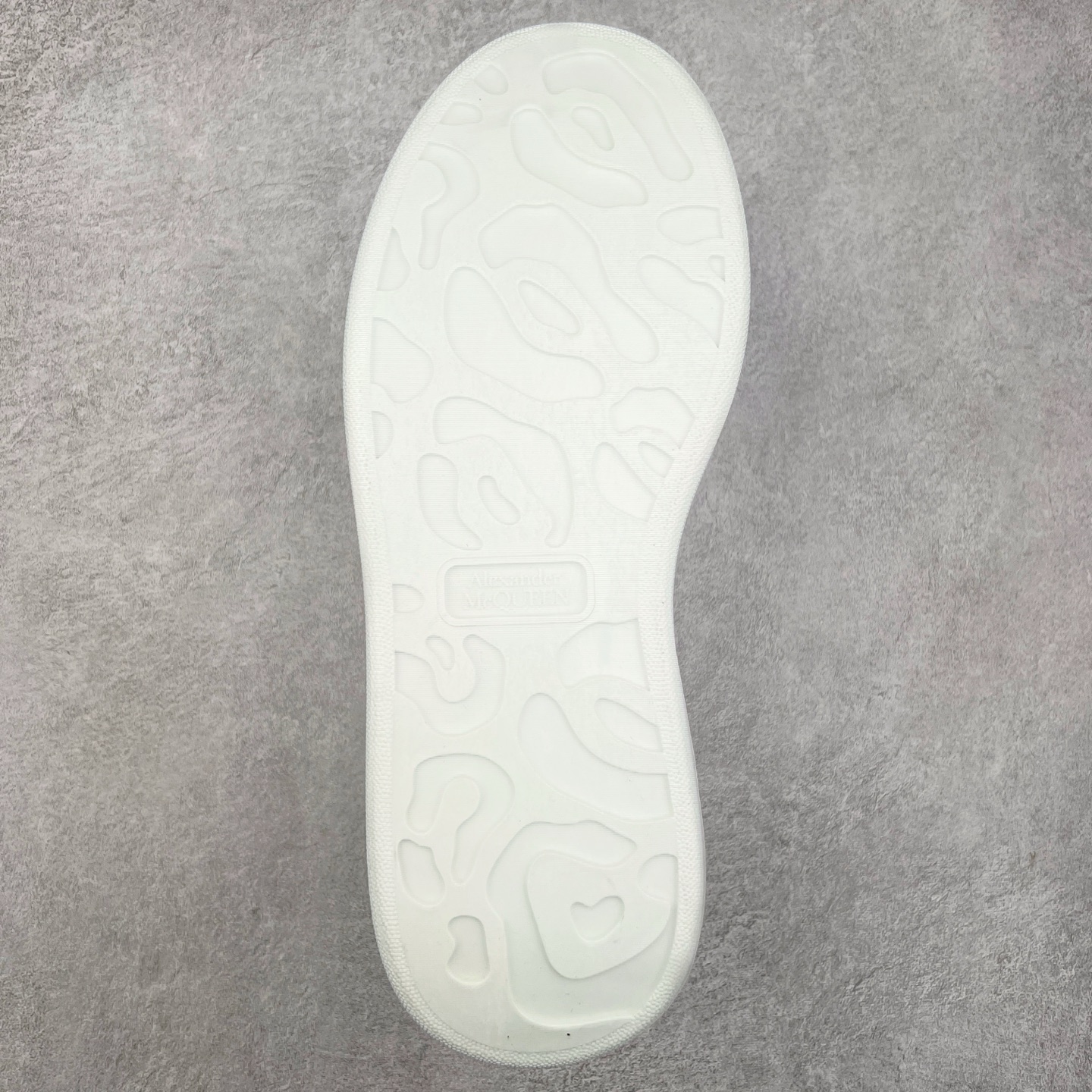 图片[9]-Alexander McQueen 亚历山大麦昆小白鞋 东莞纯原 现市场所售版本天花板一梯队级别 原鞋在手可对比 可提供拍摄 高端零售客户最爱厚底增高小白鞋 正品购回原版开发 鞋底厚4.5cm 全鞋面进口牛皮 丝绸亚光原版水染羊皮内里 牛皮垫脚 回弹度到位 耐磨舒适 （⚠官方同步尺码带半码）全套得物毒盒蓝色外包盒 加厚层工艺原盒 并赠送极品丝带和购物袋 中底附带厂标钢印 女码中底和原版一致的13钉工艺（作用是小钉弯曲后可将中底与帮脚抓得更紧密）鞋盒贴标使用了高精密打印机，清晰与原版一致赠送加厚麻布防尘袋 闲置时可使用防尘尺码：35 36 36.5 37 37.5 38 38.5 39 40 40.5 41 41.5 42 42.5 43 43.5 44 45 官网一致尺码-选品中心