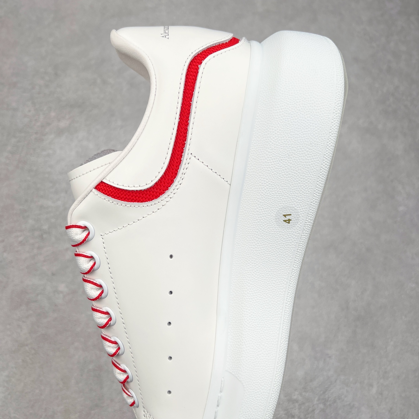 图片[7]-Alexander McQueen 亚历山大麦昆小白鞋 东莞纯原 现市场所售版本天花板一梯队级别 原鞋在手可对比 可提供拍摄 高端零售客户最爱厚底增高小白鞋 正品购回原版开发 鞋底厚4.5cm 全鞋面进口牛皮 丝绸亚光原版水染羊皮内里 牛皮垫脚 回弹度到位 耐磨舒适 （⚠官方同步尺码带半码）全套得物毒盒蓝色外包盒 加厚层工艺原盒 并赠送极品丝带和购物袋 中底附带厂标钢印 女码中底和原版一致的13钉工艺（作用是小钉弯曲后可将中底与帮脚抓得更紧密）鞋盒贴标使用了高精密打印机，清晰与原版一致赠送加厚麻布防尘袋 闲置时可使用防尘尺码：35 36 36.5 37 37.5 38 38.5 39 40 40.5 41 41.5 42 42.5 43 43.5 44 45 官网一致尺码-选品中心