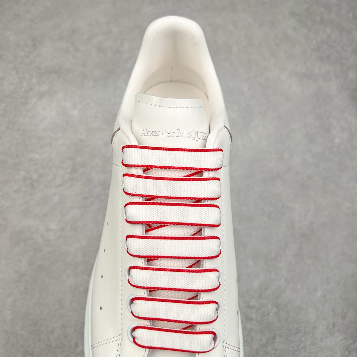 图片[5]-Alexander McQueen 亚历山大麦昆小白鞋 东莞纯原 现市场所售版本天花板一梯队级别 原鞋在手可对比 可提供拍摄 高端零售客户最爱厚底增高小白鞋 正品购回原版开发 鞋底厚4.5cm 全鞋面进口牛皮 丝绸亚光原版水染羊皮内里 牛皮垫脚 回弹度到位 耐磨舒适 （⚠官方同步尺码带半码）全套得物毒盒蓝色外包盒 加厚层工艺原盒 并赠送极品丝带和购物袋 中底附带厂标钢印 女码中底和原版一致的13钉工艺（作用是小钉弯曲后可将中底与帮脚抓得更紧密）鞋盒贴标使用了高精密打印机，清晰与原版一致赠送加厚麻布防尘袋 闲置时可使用防尘尺码：35 36 36.5 37 37.5 38 38.5 39 40 40.5 41 41.5 42 42.5 43 43.5 44 45 官网一致尺码-选品中心