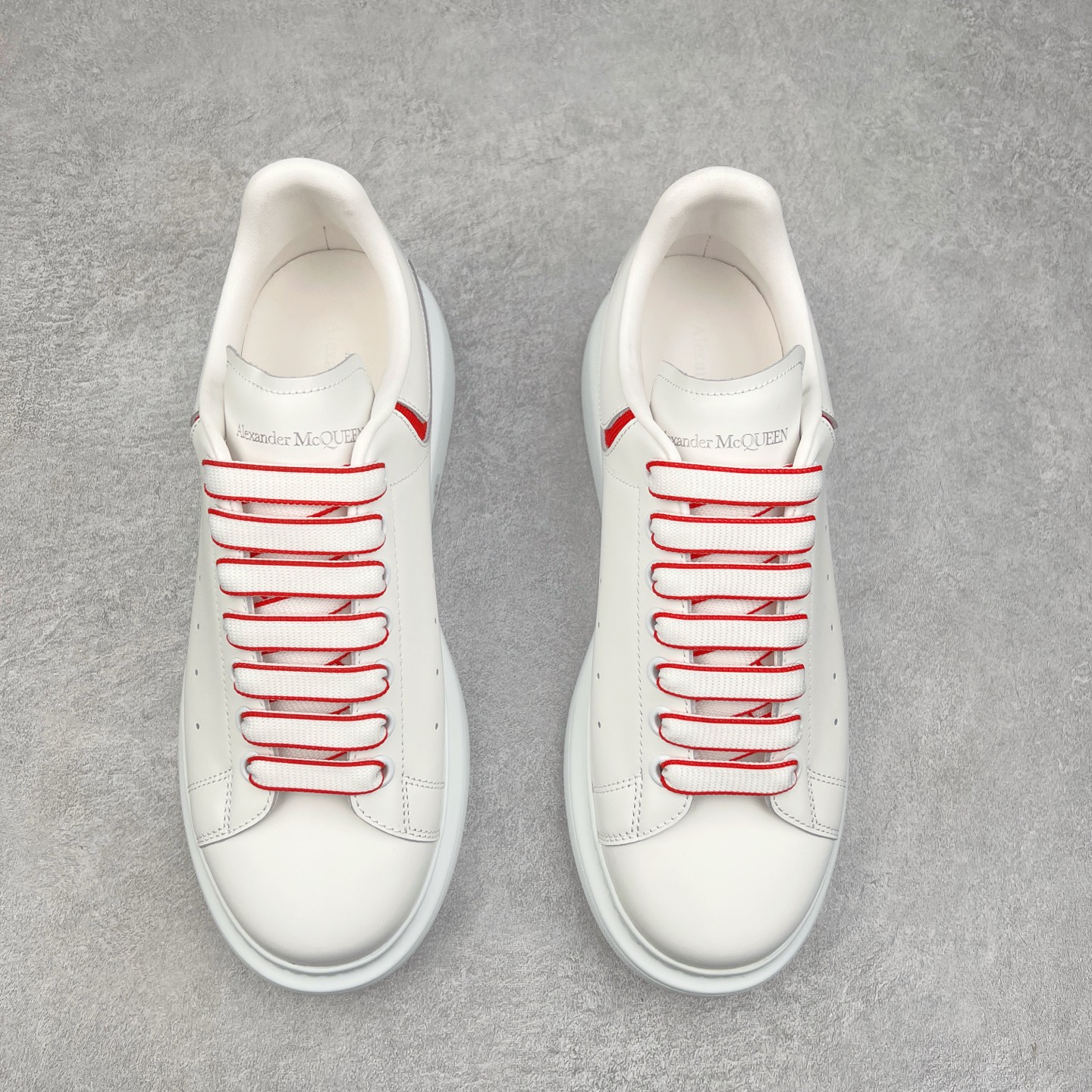 图片[2]-Alexander McQueen 亚历山大麦昆小白鞋 东莞纯原 现市场所售版本天花板一梯队级别 原鞋在手可对比 可提供拍摄 高端零售客户最爱厚底增高小白鞋 正品购回原版开发 鞋底厚4.5cm 全鞋面进口牛皮 丝绸亚光原版水染羊皮内里 牛皮垫脚 回弹度到位 耐磨舒适 （⚠官方同步尺码带半码）全套得物毒盒蓝色外包盒 加厚层工艺原盒 并赠送极品丝带和购物袋 中底附带厂标钢印 女码中底和原版一致的13钉工艺（作用是小钉弯曲后可将中底与帮脚抓得更紧密）鞋盒贴标使用了高精密打印机，清晰与原版一致赠送加厚麻布防尘袋 闲置时可使用防尘尺码：35 36 36.5 37 37.5 38 38.5 39 40 40.5 41 41.5 42 42.5 43 43.5 44 45 官网一致尺码-选品中心