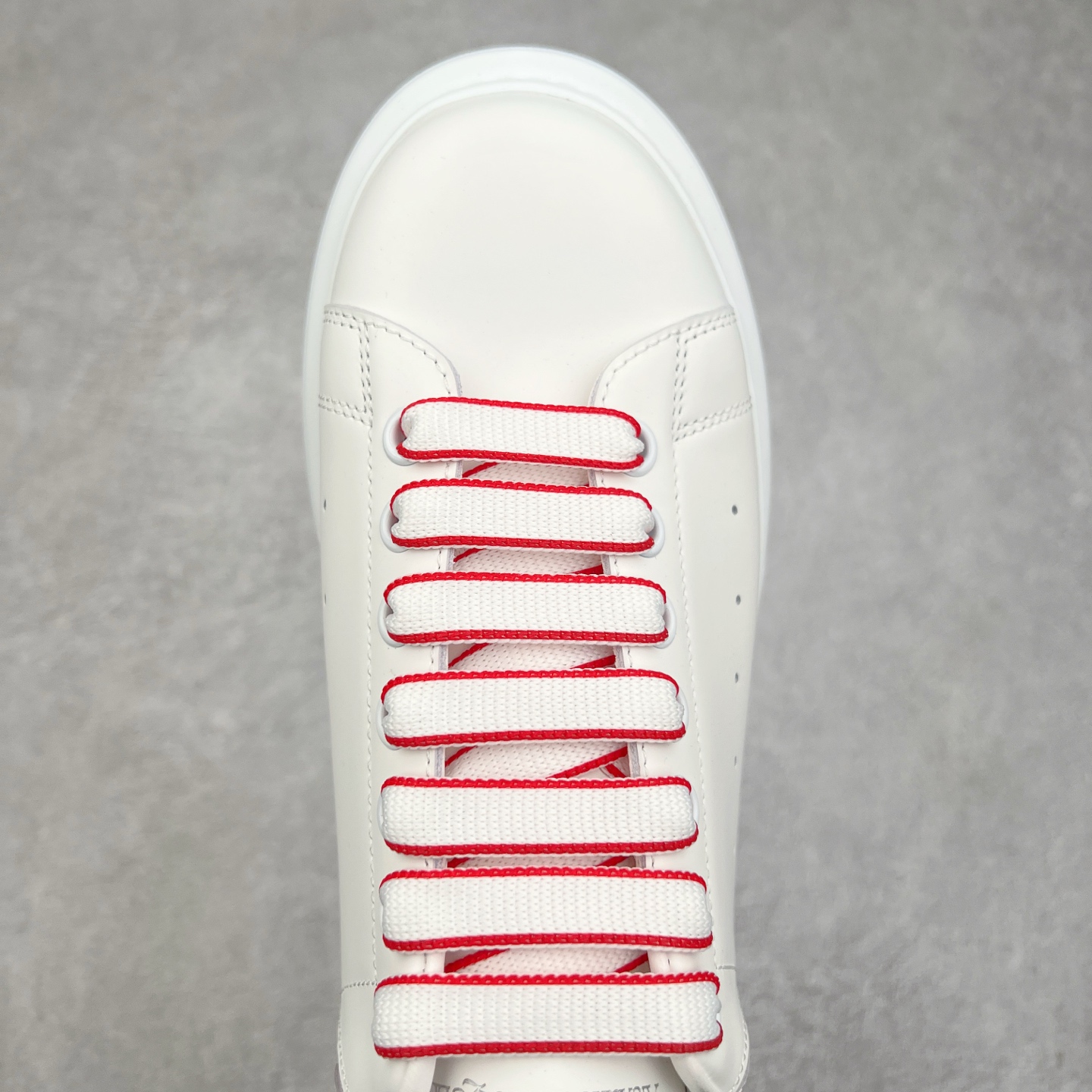 图片[4]-Alexander McQueen 亚历山大麦昆小白鞋 东莞纯原 现市场所售版本天花板一梯队级别 原鞋在手可对比 可提供拍摄 高端零售客户最爱厚底增高小白鞋 正品购回原版开发 鞋底厚4.5cm 全鞋面进口牛皮 丝绸亚光原版水染羊皮内里 牛皮垫脚 回弹度到位 耐磨舒适 （⚠官方同步尺码带半码）全套得物毒盒蓝色外包盒 加厚层工艺原盒 并赠送极品丝带和购物袋 中底附带厂标钢印 女码中底和原版一致的13钉工艺（作用是小钉弯曲后可将中底与帮脚抓得更紧密）鞋盒贴标使用了高精密打印机，清晰与原版一致赠送加厚麻布防尘袋 闲置时可使用防尘尺码：35 36 36.5 37 37.5 38 38.5 39 40 40.5 41 41.5 42 42.5 43 43.5 44 45 官网一致尺码-选品中心