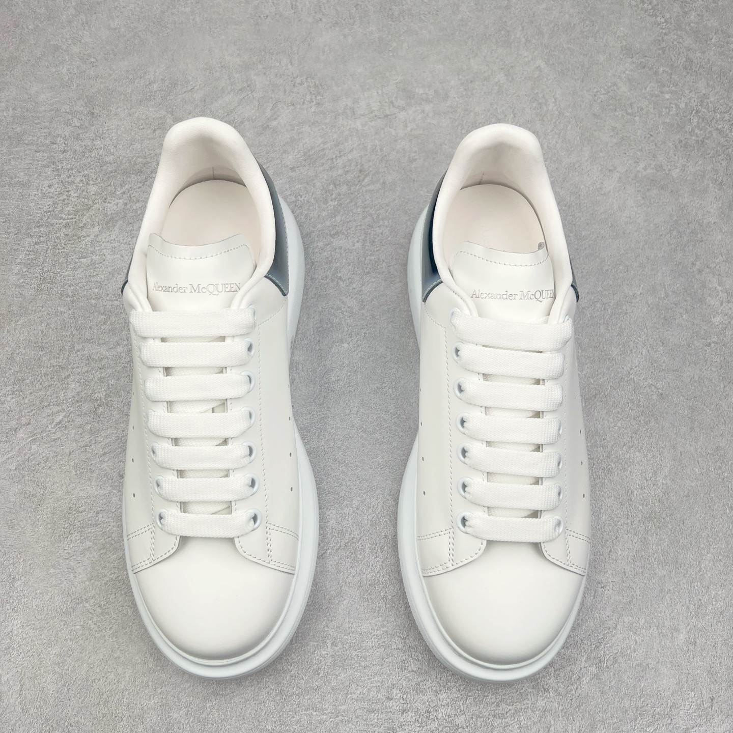 图片[2]-Alexander McQueen 亚历山大麦昆小白鞋 东莞纯原 现市场所售版本天花板一梯队级别 原鞋在手可对比 可提供拍摄 高端零售客户最爱厚底增高小白鞋 正品购回原版开发 鞋底厚4.5cm 全鞋面进口牛皮 丝绸亚光原版水染羊皮内里 牛皮垫脚 回弹度到位 耐磨舒适 （⚠官方同步尺码带半码）全套得物毒盒蓝色外包盒 加厚层工艺原盒 并赠送极品丝带和购物袋 中底附带厂标钢印 女码中底和原版一致的13钉工艺（作用是小钉弯曲后可将中底与帮脚抓得更紧密）鞋盒贴标使用了高精密打印机，清晰与原版一致赠送加厚麻布防尘袋 闲置时可使用防尘尺码：35 36 36.5 37 37.5 38 38.5 39 40 40.5 41 41.5 42 42.5 43 43.5 44 45 官网一致尺码-选品中心