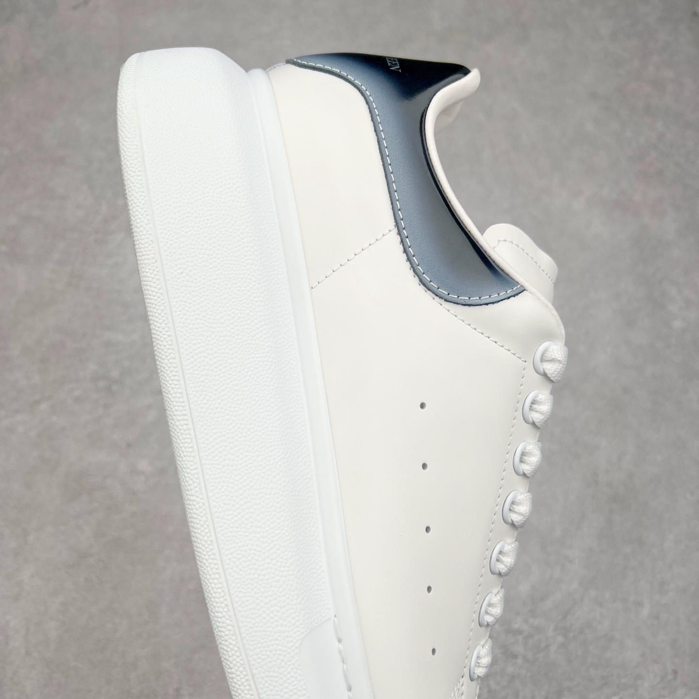 图片[6]-Alexander McQueen 亚历山大麦昆小白鞋 东莞纯原 现市场所售版本天花板一梯队级别 原鞋在手可对比 可提供拍摄 高端零售客户最爱厚底增高小白鞋 正品购回原版开发 鞋底厚4.5cm 全鞋面进口牛皮 丝绸亚光原版水染羊皮内里 牛皮垫脚 回弹度到位 耐磨舒适 （⚠官方同步尺码带半码）全套得物毒盒蓝色外包盒 加厚层工艺原盒 并赠送极品丝带和购物袋 中底附带厂标钢印 女码中底和原版一致的13钉工艺（作用是小钉弯曲后可将中底与帮脚抓得更紧密）鞋盒贴标使用了高精密打印机，清晰与原版一致赠送加厚麻布防尘袋 闲置时可使用防尘尺码：35 36 36.5 37 37.5 38 38.5 39 40 40.5 41 41.5 42 42.5 43 43.5 44 45 官网一致尺码-选品中心