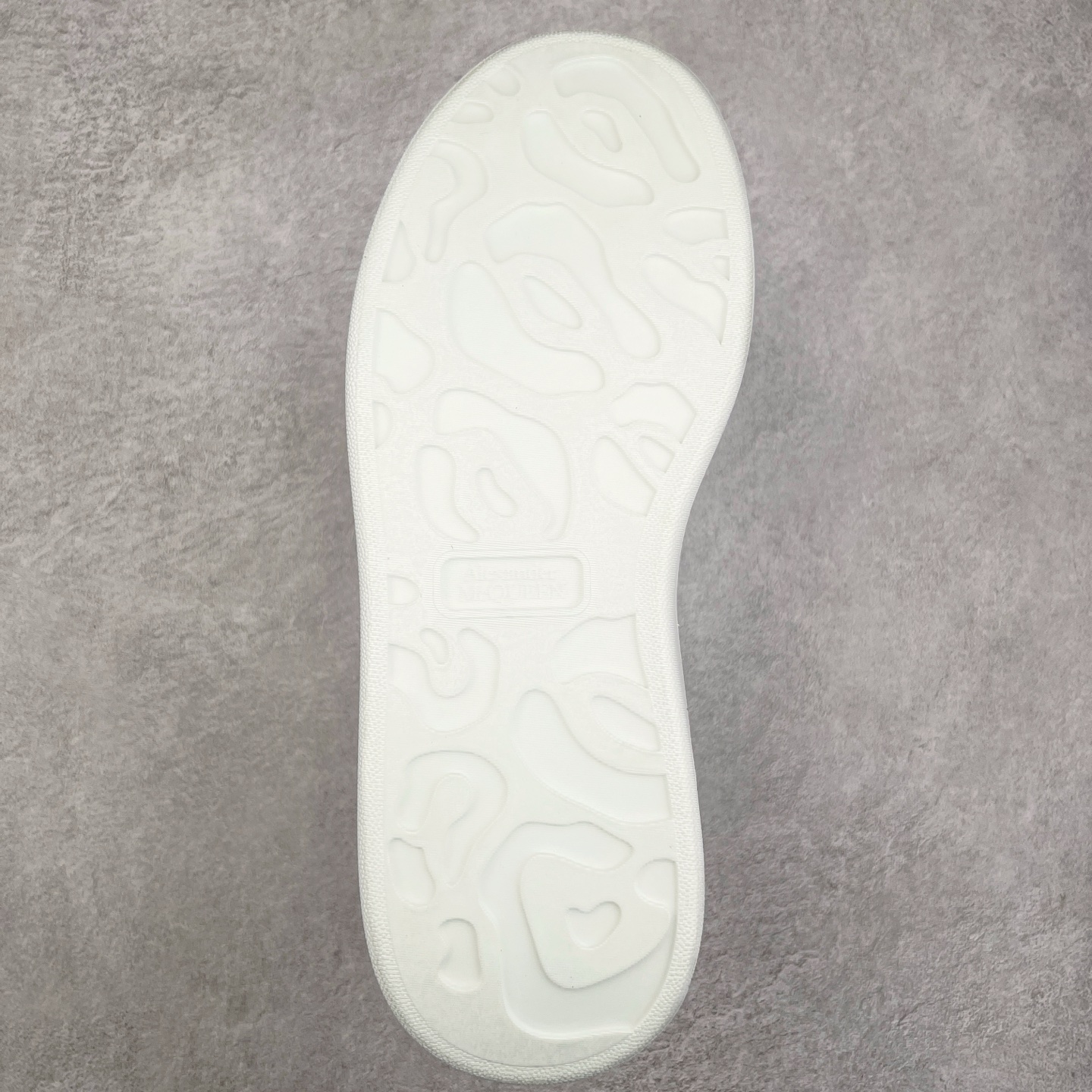 图片[9]-Alexander McQueen 亚历山大麦昆小白鞋 东莞纯原 现市场所售版本天花板一梯队级别 原鞋在手可对比 可提供拍摄 高端零售客户最爱厚底增高小白鞋 正品购回原版开发 鞋底厚4.5cm 全鞋面进口牛皮 丝绸亚光原版水染羊皮内里 牛皮垫脚 回弹度到位 耐磨舒适 （⚠官方同步尺码带半码）全套得物毒盒蓝色外包盒 加厚层工艺原盒 并赠送极品丝带和购物袋 中底附带厂标钢印 女码中底和原版一致的13钉工艺（作用是小钉弯曲后可将中底与帮脚抓得更紧密）鞋盒贴标使用了高精密打印机，清晰与原版一致赠送加厚麻布防尘袋 闲置时可使用防尘尺码：35 36 36.5 37 37.5 38 38.5 39 40 40.5 41 41.5 42 42.5 43 43.5 44 45 官网一致尺码-选品中心