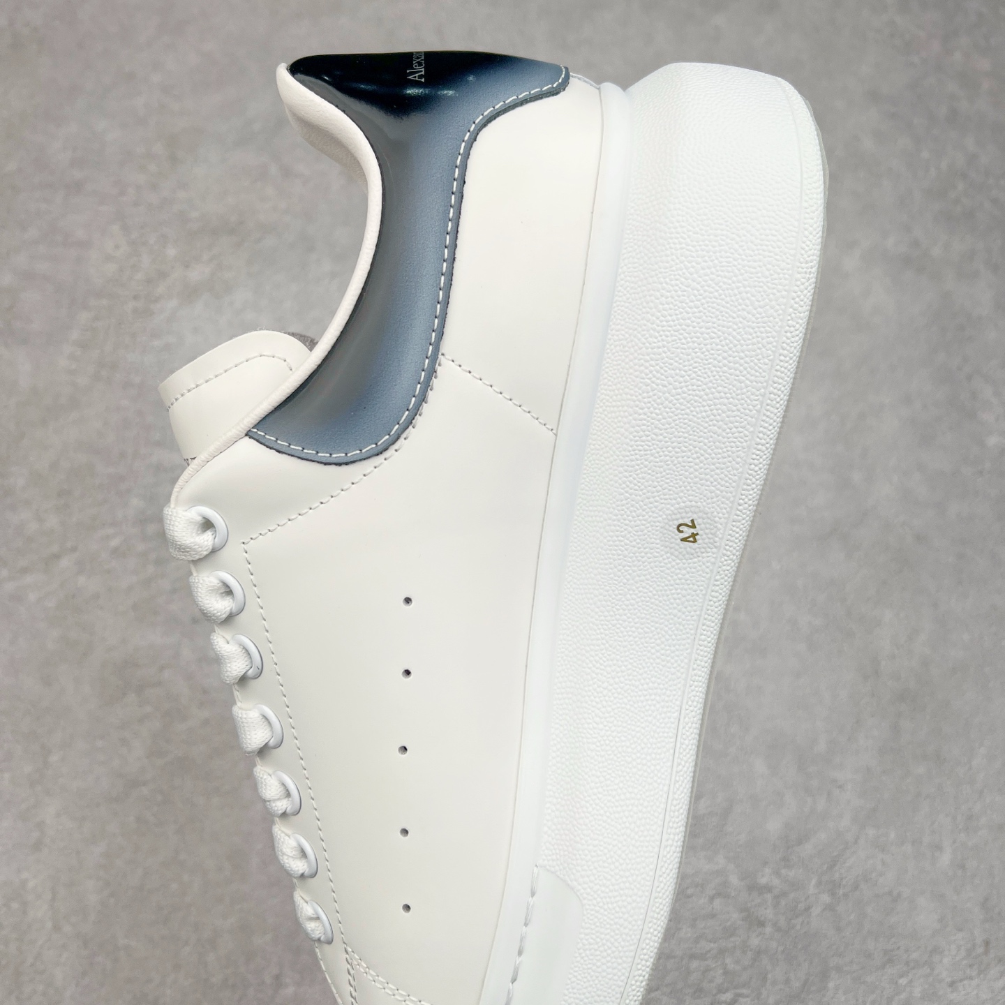 图片[7]-Alexander McQueen 亚历山大麦昆小白鞋 东莞纯原 现市场所售版本天花板一梯队级别 原鞋在手可对比 可提供拍摄 高端零售客户最爱厚底增高小白鞋 正品购回原版开发 鞋底厚4.5cm 全鞋面进口牛皮 丝绸亚光原版水染羊皮内里 牛皮垫脚 回弹度到位 耐磨舒适 （⚠官方同步尺码带半码）全套得物毒盒蓝色外包盒 加厚层工艺原盒 并赠送极品丝带和购物袋 中底附带厂标钢印 女码中底和原版一致的13钉工艺（作用是小钉弯曲后可将中底与帮脚抓得更紧密）鞋盒贴标使用了高精密打印机，清晰与原版一致赠送加厚麻布防尘袋 闲置时可使用防尘尺码：35 36 36.5 37 37.5 38 38.5 39 40 40.5 41 41.5 42 42.5 43 43.5 44 45 官网一致尺码-选品中心