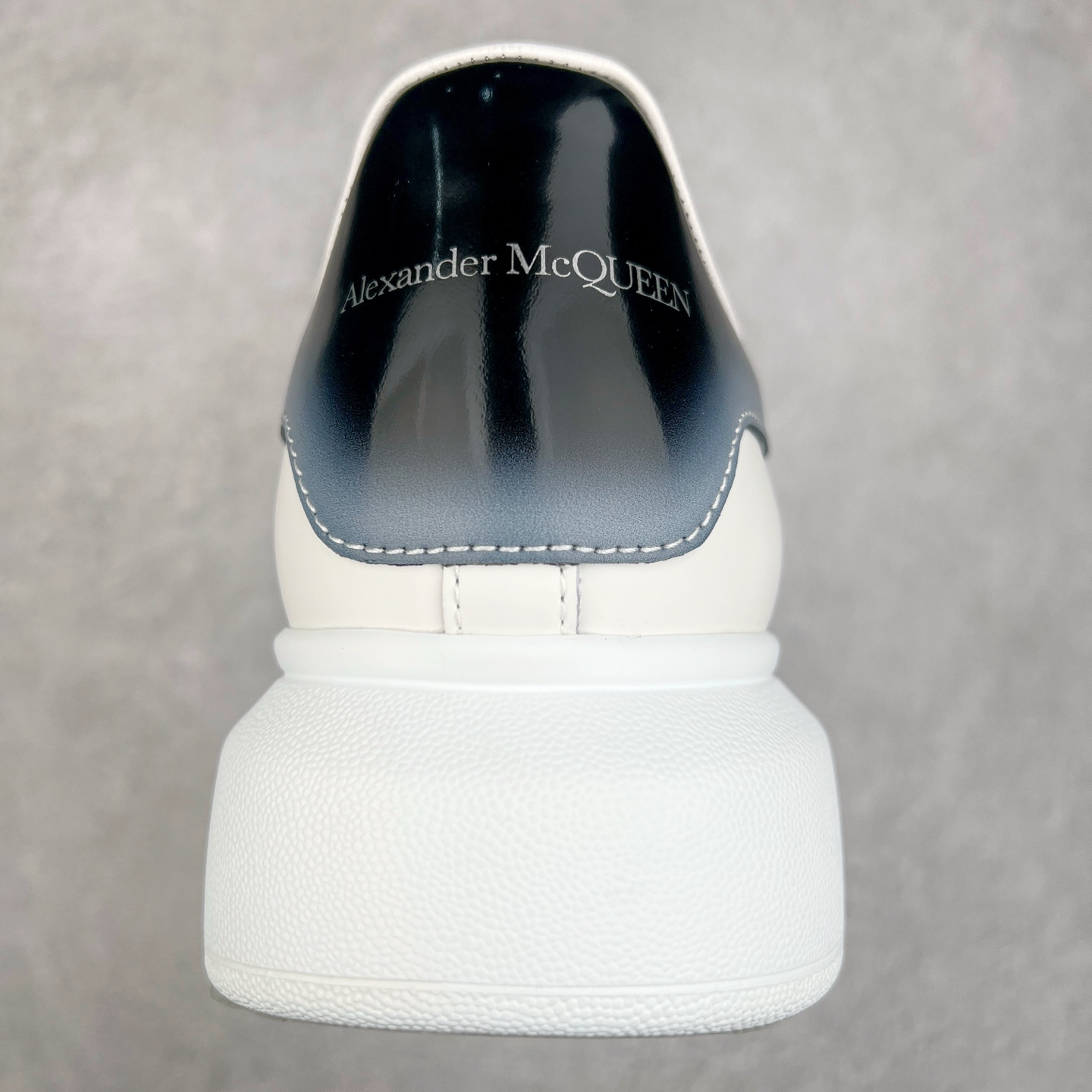 图片[8]-Alexander McQueen 亚历山大麦昆小白鞋 东莞纯原 现市场所售版本天花板一梯队级别 原鞋在手可对比 可提供拍摄 高端零售客户最爱厚底增高小白鞋 正品购回原版开发 鞋底厚4.5cm 全鞋面进口牛皮 丝绸亚光原版水染羊皮内里 牛皮垫脚 回弹度到位 耐磨舒适 （⚠官方同步尺码带半码）全套得物毒盒蓝色外包盒 加厚层工艺原盒 并赠送极品丝带和购物袋 中底附带厂标钢印 女码中底和原版一致的13钉工艺（作用是小钉弯曲后可将中底与帮脚抓得更紧密）鞋盒贴标使用了高精密打印机，清晰与原版一致赠送加厚麻布防尘袋 闲置时可使用防尘尺码：35 36 36.5 37 37.5 38 38.5 39 40 40.5 41 41.5 42 42.5 43 43.5 44 45 官网一致尺码-选品中心