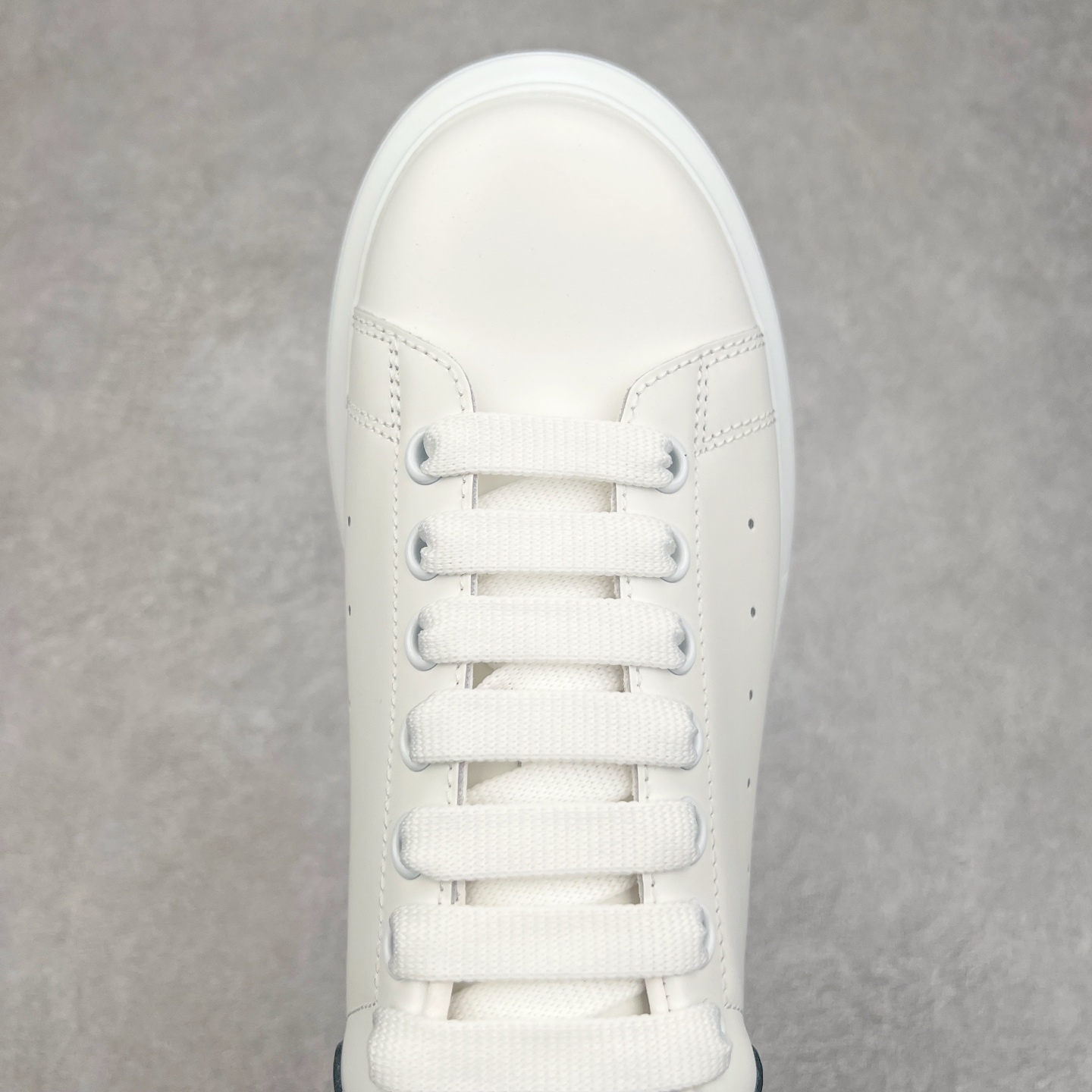 图片[4]-Alexander McQueen 亚历山大麦昆小白鞋 东莞纯原 现市场所售版本天花板一梯队级别 原鞋在手可对比 可提供拍摄 高端零售客户最爱厚底增高小白鞋 正品购回原版开发 鞋底厚4.5cm 全鞋面进口牛皮 丝绸亚光原版水染羊皮内里 牛皮垫脚 回弹度到位 耐磨舒适 （⚠官方同步尺码带半码）全套得物毒盒蓝色外包盒 加厚层工艺原盒 并赠送极品丝带和购物袋 中底附带厂标钢印 女码中底和原版一致的13钉工艺（作用是小钉弯曲后可将中底与帮脚抓得更紧密）鞋盒贴标使用了高精密打印机，清晰与原版一致赠送加厚麻布防尘袋 闲置时可使用防尘尺码：35 36 36.5 37 37.5 38 38.5 39 40 40.5 41 41.5 42 42.5 43 43.5 44 45 官网一致尺码-选品中心