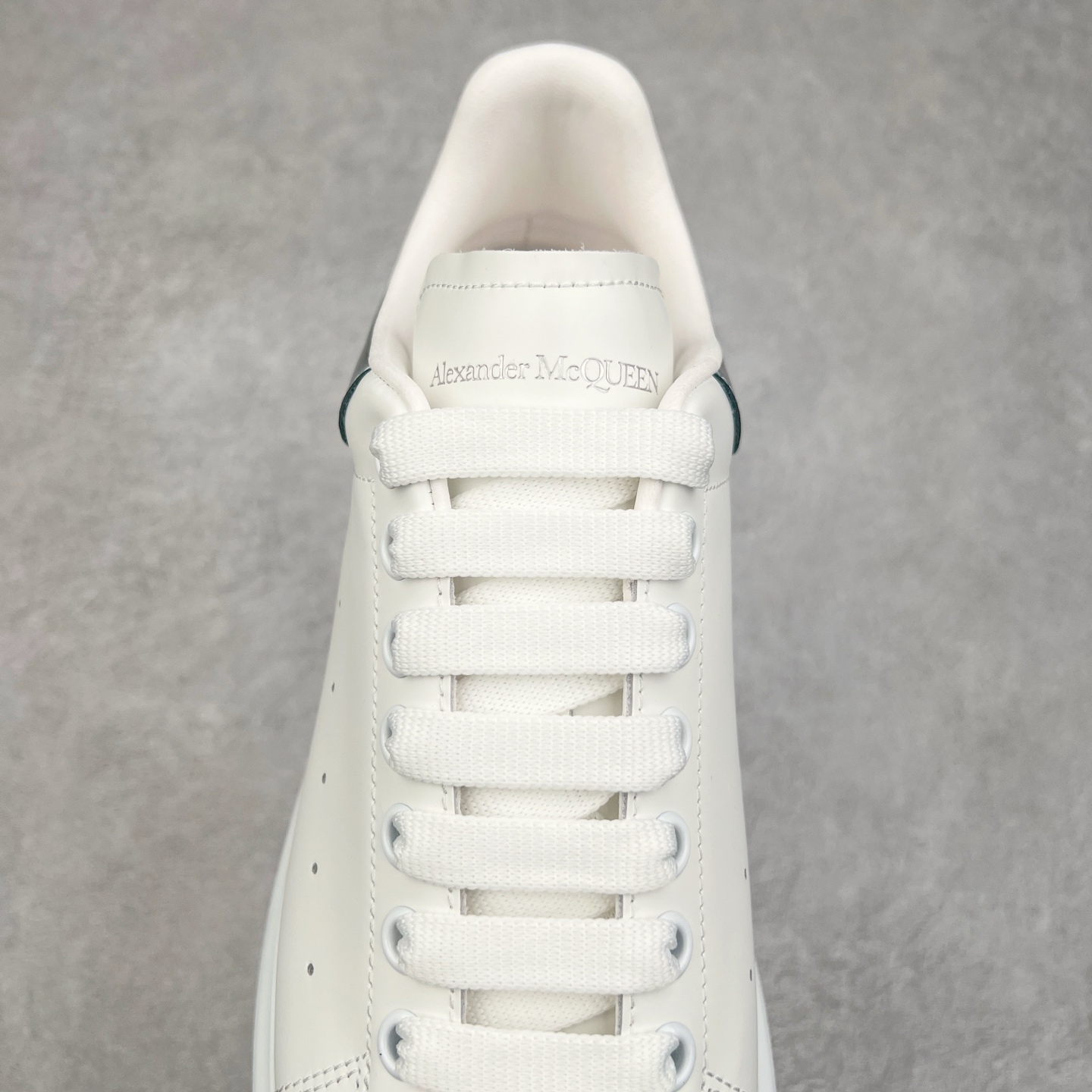 图片[5]-Alexander McQueen 亚历山大麦昆小白鞋 东莞纯原 现市场所售版本天花板一梯队级别 原鞋在手可对比 可提供拍摄 高端零售客户最爱厚底增高小白鞋 正品购回原版开发 鞋底厚4.5cm 全鞋面进口牛皮 丝绸亚光原版水染羊皮内里 牛皮垫脚 回弹度到位 耐磨舒适 （⚠官方同步尺码带半码）全套得物毒盒蓝色外包盒 加厚层工艺原盒 并赠送极品丝带和购物袋 中底附带厂标钢印 女码中底和原版一致的13钉工艺（作用是小钉弯曲后可将中底与帮脚抓得更紧密）鞋盒贴标使用了高精密打印机，清晰与原版一致赠送加厚麻布防尘袋 闲置时可使用防尘尺码：35 36 36.5 37 37.5 38 38.5 39 40 40.5 41 41.5 42 42.5 43 43.5 44 45 官网一致尺码-选品中心