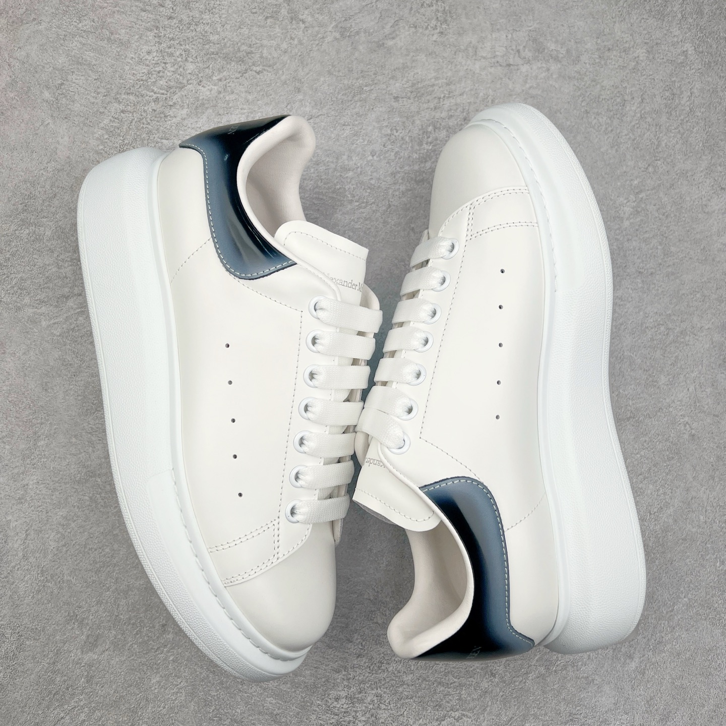 图片[3]-Alexander McQueen 亚历山大麦昆小白鞋 东莞纯原 现市场所售版本天花板一梯队级别 原鞋在手可对比 可提供拍摄 高端零售客户最爱厚底增高小白鞋 正品购回原版开发 鞋底厚4.5cm 全鞋面进口牛皮 丝绸亚光原版水染羊皮内里 牛皮垫脚 回弹度到位 耐磨舒适 （⚠官方同步尺码带半码）全套得物毒盒蓝色外包盒 加厚层工艺原盒 并赠送极品丝带和购物袋 中底附带厂标钢印 女码中底和原版一致的13钉工艺（作用是小钉弯曲后可将中底与帮脚抓得更紧密）鞋盒贴标使用了高精密打印机，清晰与原版一致赠送加厚麻布防尘袋 闲置时可使用防尘尺码：35 36 36.5 37 37.5 38 38.5 39 40 40.5 41 41.5 42 42.5 43 43.5 44 45 官网一致尺码-选品中心