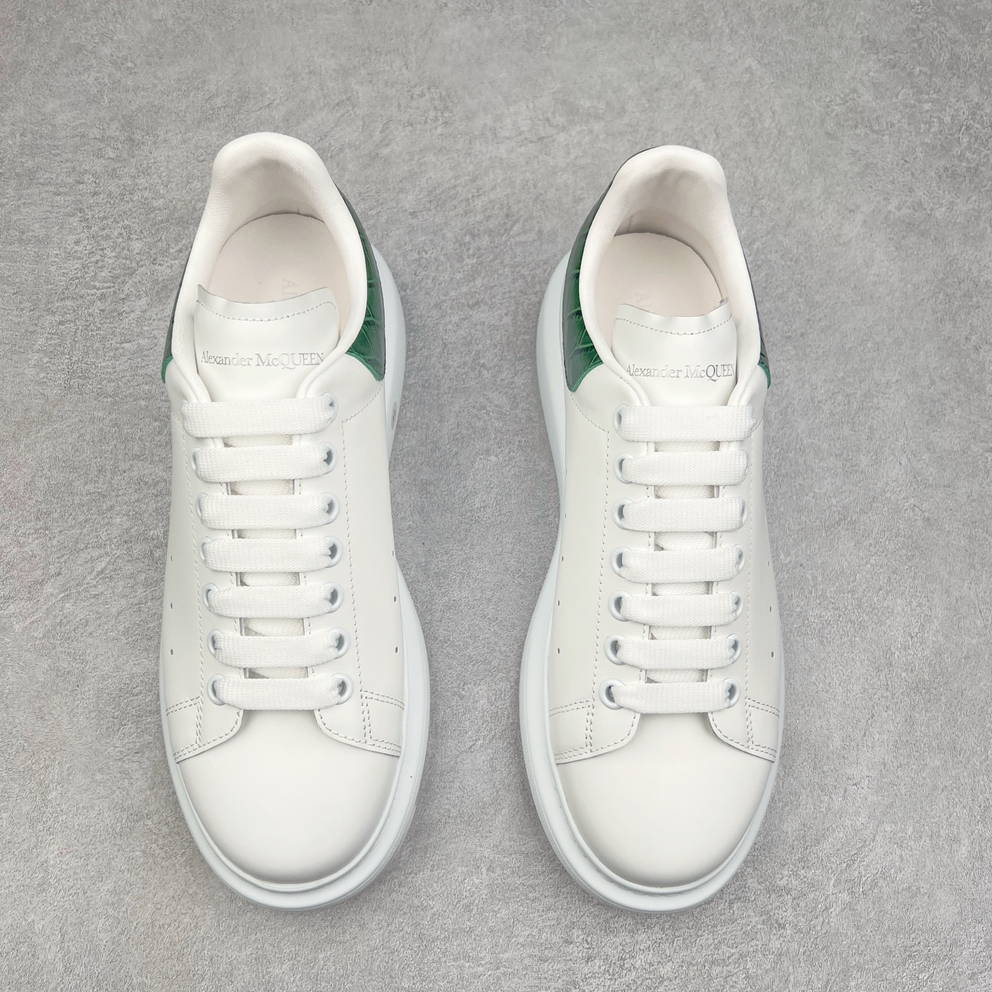 图片[2]-Alexander McQueen 亚历山大麦昆小白鞋 东莞纯原 现市场所售版本天花板一梯队级别 原鞋在手可对比 可提供拍摄 高端零售客户最爱厚底增高小白鞋 正品购回原版开发 鞋底厚4.5cm 全鞋面进口牛皮 丝绸亚光原版水染羊皮内里 牛皮垫脚 回弹度到位 耐磨舒适 （⚠官方同步尺码带半码）全套得物毒盒蓝色外包盒 加厚层工艺原盒 并赠送极品丝带和购物袋 中底附带厂标钢印 女码中底和原版一致的13钉工艺（作用是小钉弯曲后可将中底与帮脚抓得更紧密）鞋盒贴标使用了高精密打印机，清晰与原版一致赠送加厚麻布防尘袋 闲置时可使用防尘尺码：35 36 36.5 37 37.5 38 38.5 39 40 40.5 41 41.5 42 42.5 43 43.5 44 45 官网一致尺码-选品中心