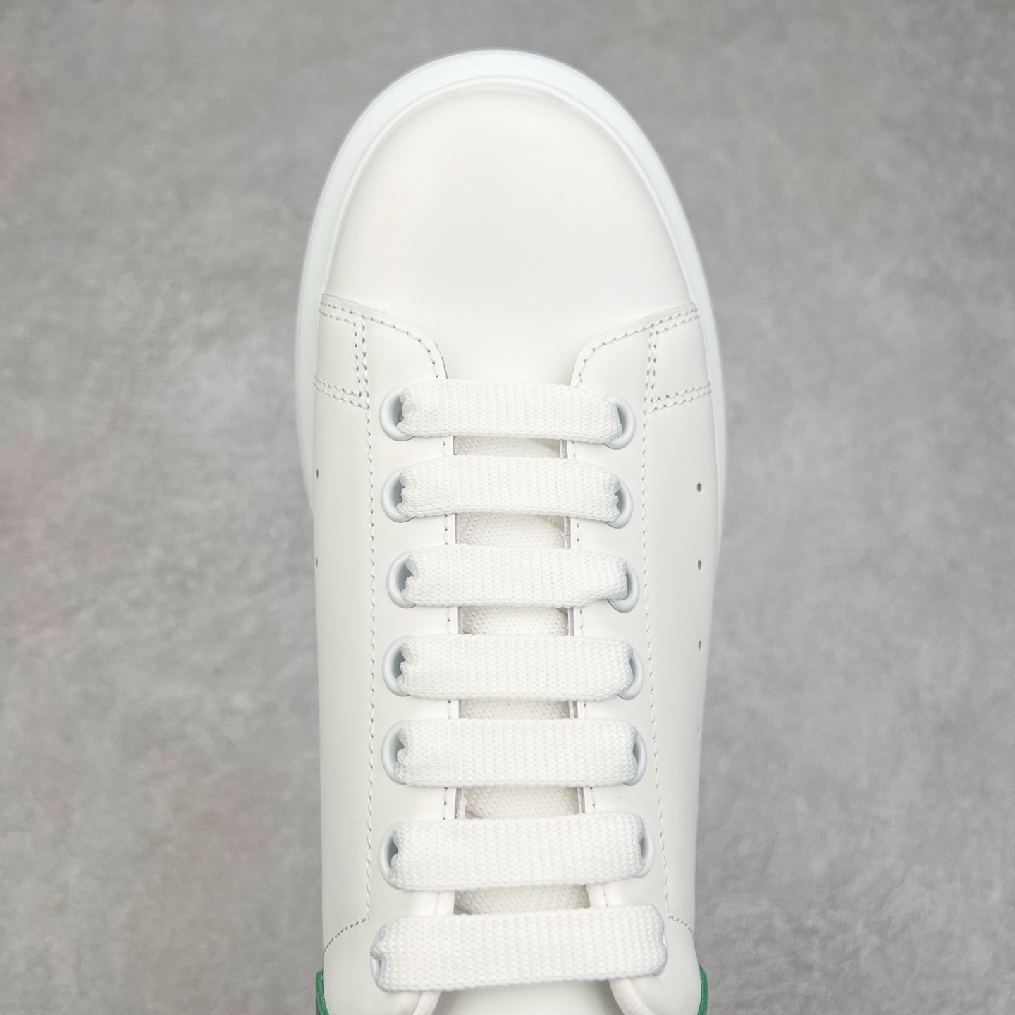 图片[4]-Alexander McQueen 亚历山大麦昆小白鞋 东莞纯原 现市场所售版本天花板一梯队级别 原鞋在手可对比 可提供拍摄 高端零售客户最爱厚底增高小白鞋 正品购回原版开发 鞋底厚4.5cm 全鞋面进口牛皮 丝绸亚光原版水染羊皮内里 牛皮垫脚 回弹度到位 耐磨舒适 （⚠官方同步尺码带半码）全套得物毒盒蓝色外包盒 加厚层工艺原盒 并赠送极品丝带和购物袋 中底附带厂标钢印 女码中底和原版一致的13钉工艺（作用是小钉弯曲后可将中底与帮脚抓得更紧密）鞋盒贴标使用了高精密打印机，清晰与原版一致赠送加厚麻布防尘袋 闲置时可使用防尘尺码：35 36 36.5 37 37.5 38 38.5 39 40 40.5 41 41.5 42 42.5 43 43.5 44 45 官网一致尺码-选品中心