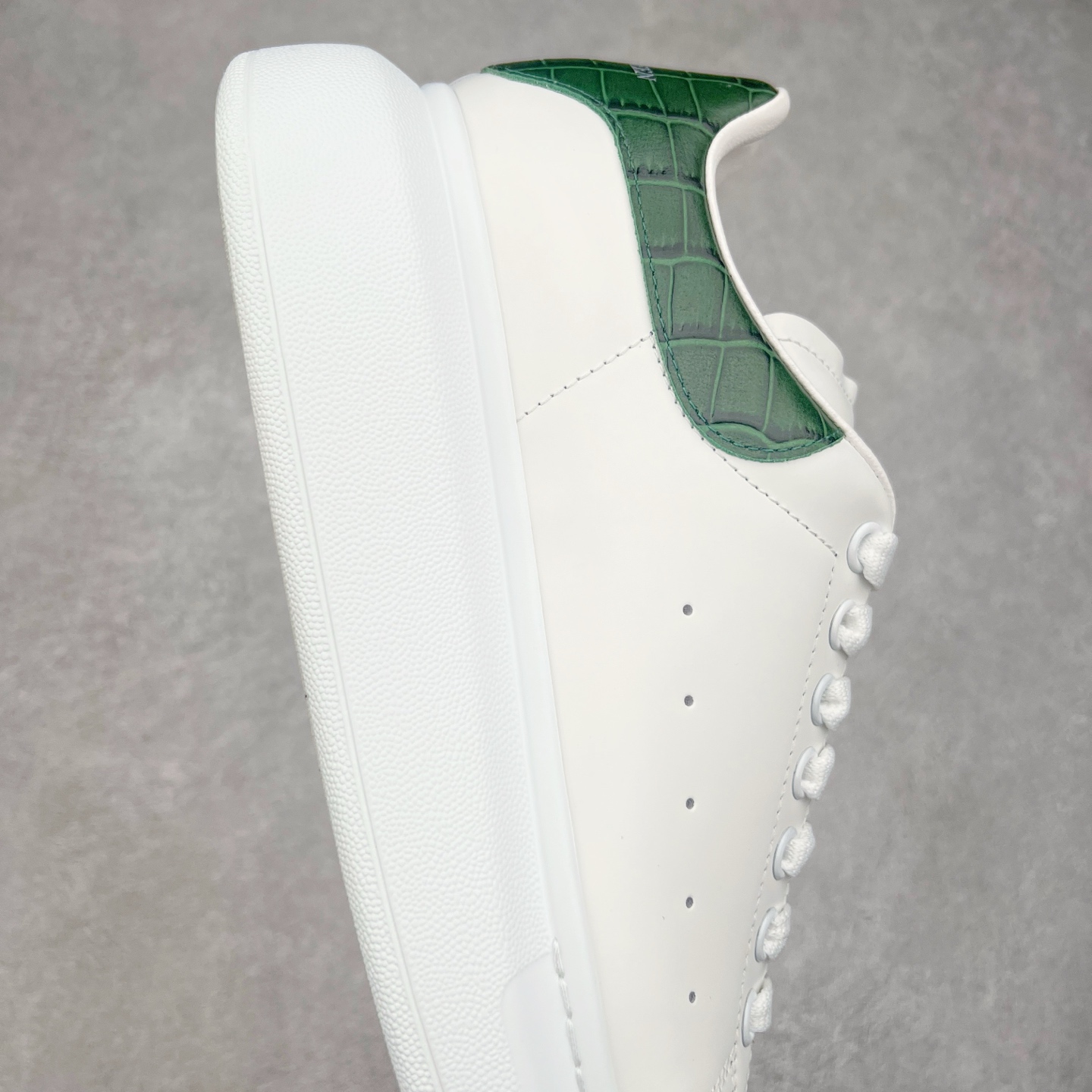 图片[6]-Alexander McQueen 亚历山大麦昆小白鞋 东莞纯原 现市场所售版本天花板一梯队级别 原鞋在手可对比 可提供拍摄 高端零售客户最爱厚底增高小白鞋 正品购回原版开发 鞋底厚4.5cm 全鞋面进口牛皮 丝绸亚光原版水染羊皮内里 牛皮垫脚 回弹度到位 耐磨舒适 （⚠官方同步尺码带半码）全套得物毒盒蓝色外包盒 加厚层工艺原盒 并赠送极品丝带和购物袋 中底附带厂标钢印 女码中底和原版一致的13钉工艺（作用是小钉弯曲后可将中底与帮脚抓得更紧密）鞋盒贴标使用了高精密打印机，清晰与原版一致赠送加厚麻布防尘袋 闲置时可使用防尘尺码：35 36 36.5 37 37.5 38 38.5 39 40 40.5 41 41.5 42 42.5 43 43.5 44 45 官网一致尺码-选品中心