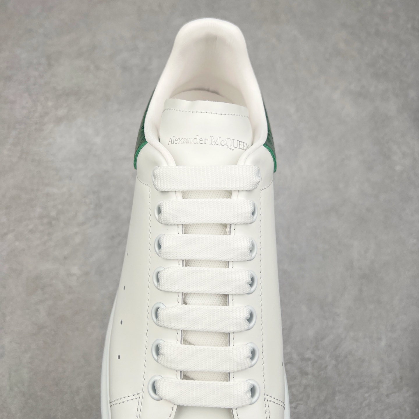 图片[5]-Alexander McQueen 亚历山大麦昆小白鞋 东莞纯原 现市场所售版本天花板一梯队级别 原鞋在手可对比 可提供拍摄 高端零售客户最爱厚底增高小白鞋 正品购回原版开发 鞋底厚4.5cm 全鞋面进口牛皮 丝绸亚光原版水染羊皮内里 牛皮垫脚 回弹度到位 耐磨舒适 （⚠官方同步尺码带半码）全套得物毒盒蓝色外包盒 加厚层工艺原盒 并赠送极品丝带和购物袋 中底附带厂标钢印 女码中底和原版一致的13钉工艺（作用是小钉弯曲后可将中底与帮脚抓得更紧密）鞋盒贴标使用了高精密打印机，清晰与原版一致赠送加厚麻布防尘袋 闲置时可使用防尘尺码：35 36 36.5 37 37.5 38 38.5 39 40 40.5 41 41.5 42 42.5 43 43.5 44 45 官网一致尺码-选品中心