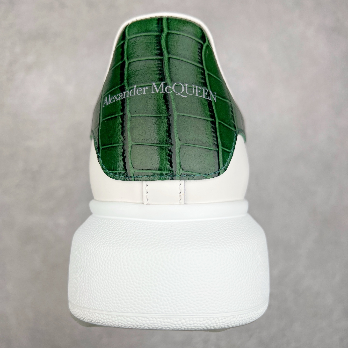 图片[8]-Alexander McQueen 亚历山大麦昆小白鞋 东莞纯原 现市场所售版本天花板一梯队级别 原鞋在手可对比 可提供拍摄 高端零售客户最爱厚底增高小白鞋 正品购回原版开发 鞋底厚4.5cm 全鞋面进口牛皮 丝绸亚光原版水染羊皮内里 牛皮垫脚 回弹度到位 耐磨舒适 （⚠官方同步尺码带半码）全套得物毒盒蓝色外包盒 加厚层工艺原盒 并赠送极品丝带和购物袋 中底附带厂标钢印 女码中底和原版一致的13钉工艺（作用是小钉弯曲后可将中底与帮脚抓得更紧密）鞋盒贴标使用了高精密打印机，清晰与原版一致赠送加厚麻布防尘袋 闲置时可使用防尘尺码：35 36 36.5 37 37.5 38 38.5 39 40 40.5 41 41.5 42 42.5 43 43.5 44 45 官网一致尺码-选品中心